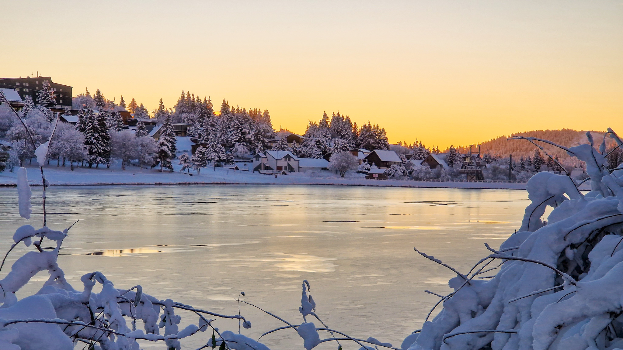 Super Besse : Lever de Soleil Enchanté sur le Lac des Hermines