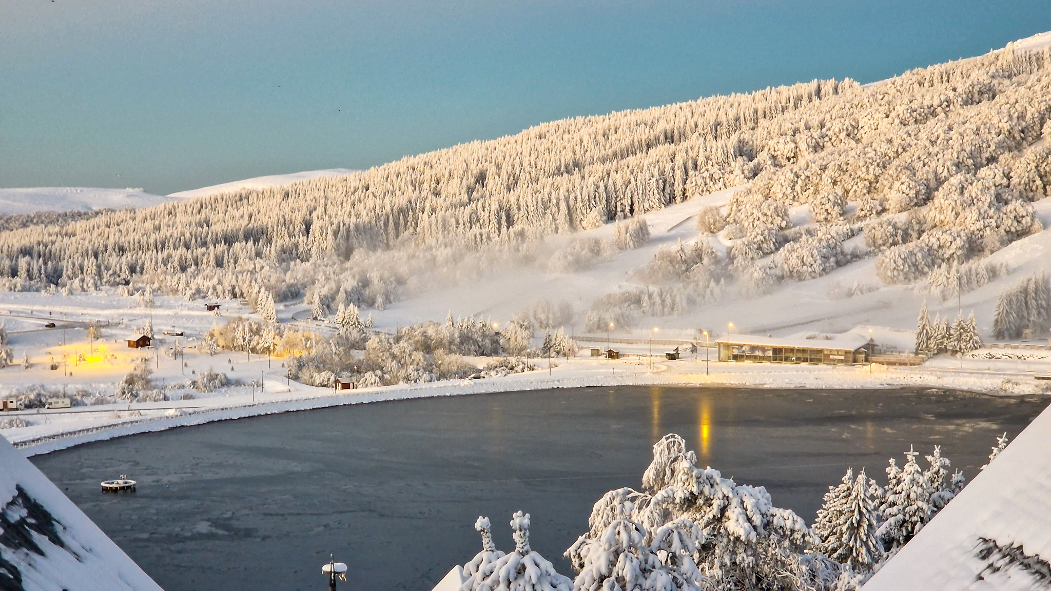 Chalet Ma Cambuse Super Besse - Vue Splendide sur le Lac des Hermines