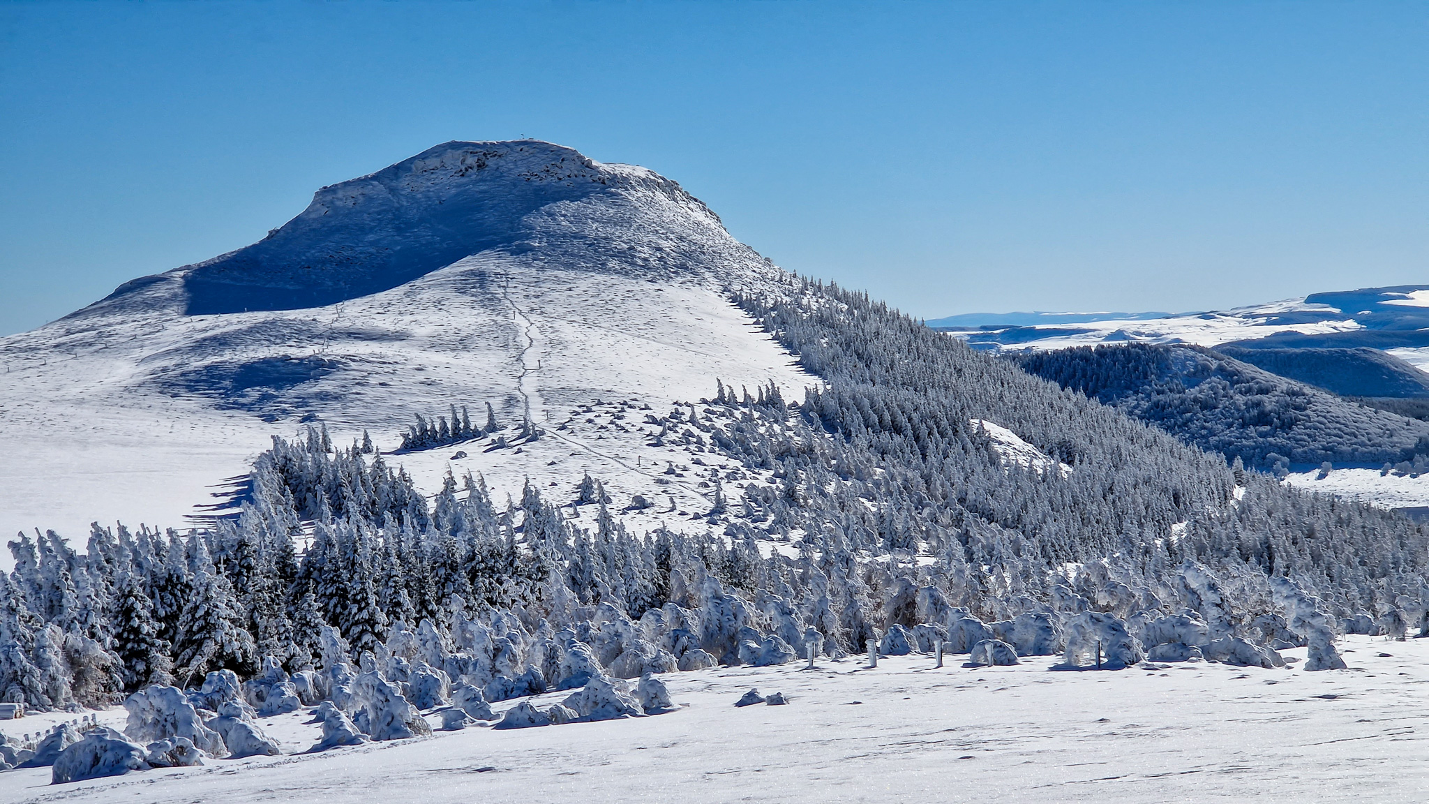 Puy de Chambourguet : Sous la Neige - Un Spectacle Naturel Impressionnant