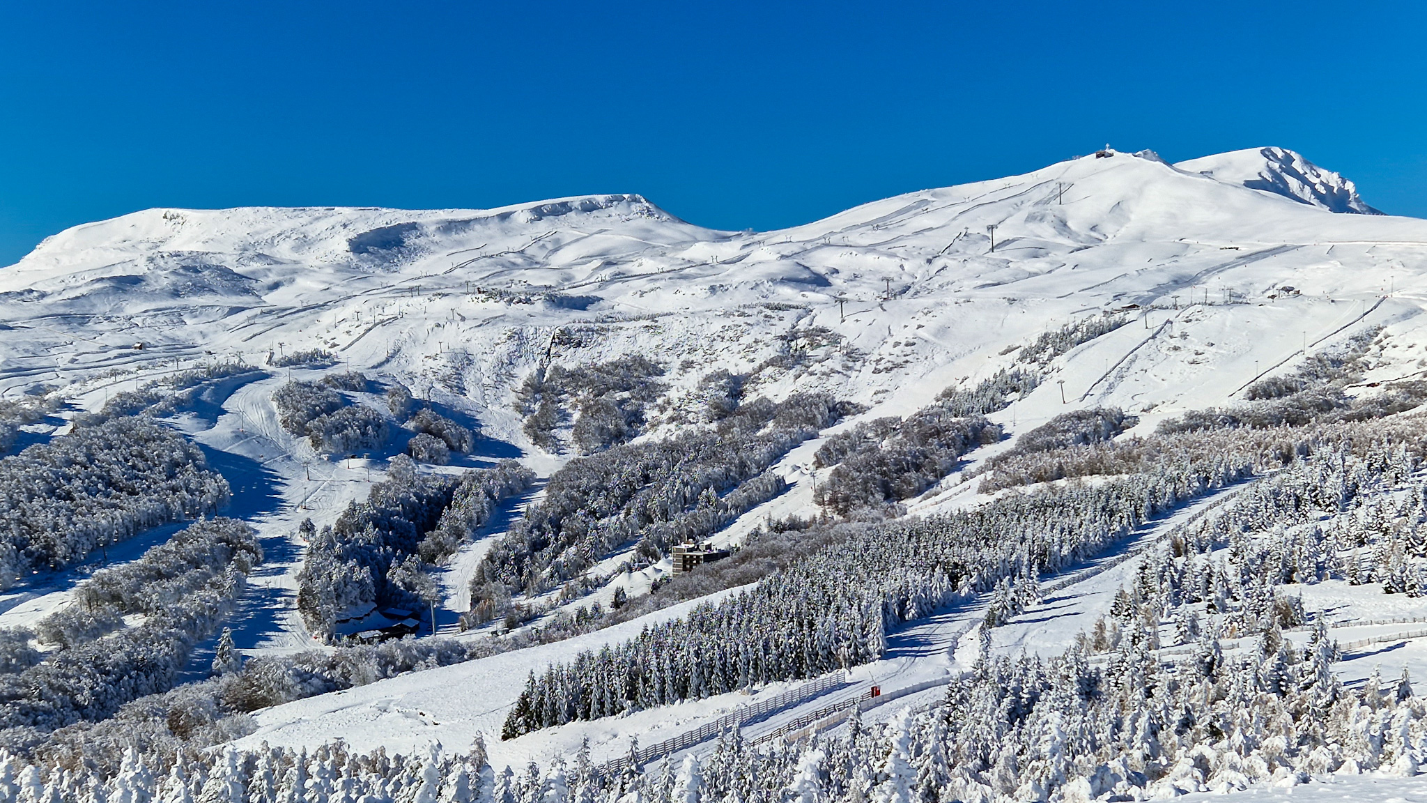 Domaine Skiable de Super Besse : Des Pistes pour Tous les Niveaux et des Sensations Inoubliables