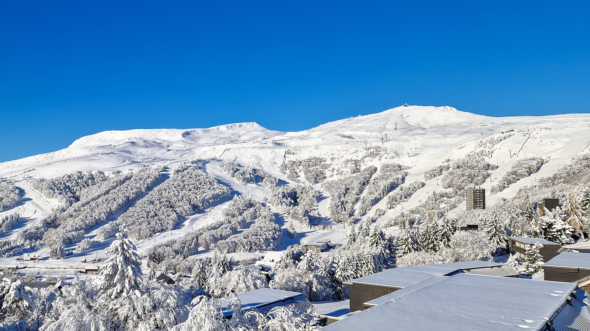 Station de Sports d'Hiver de Super Besse : Des Pistes pour Tous les Niveaux et des Sensations Inoubliables