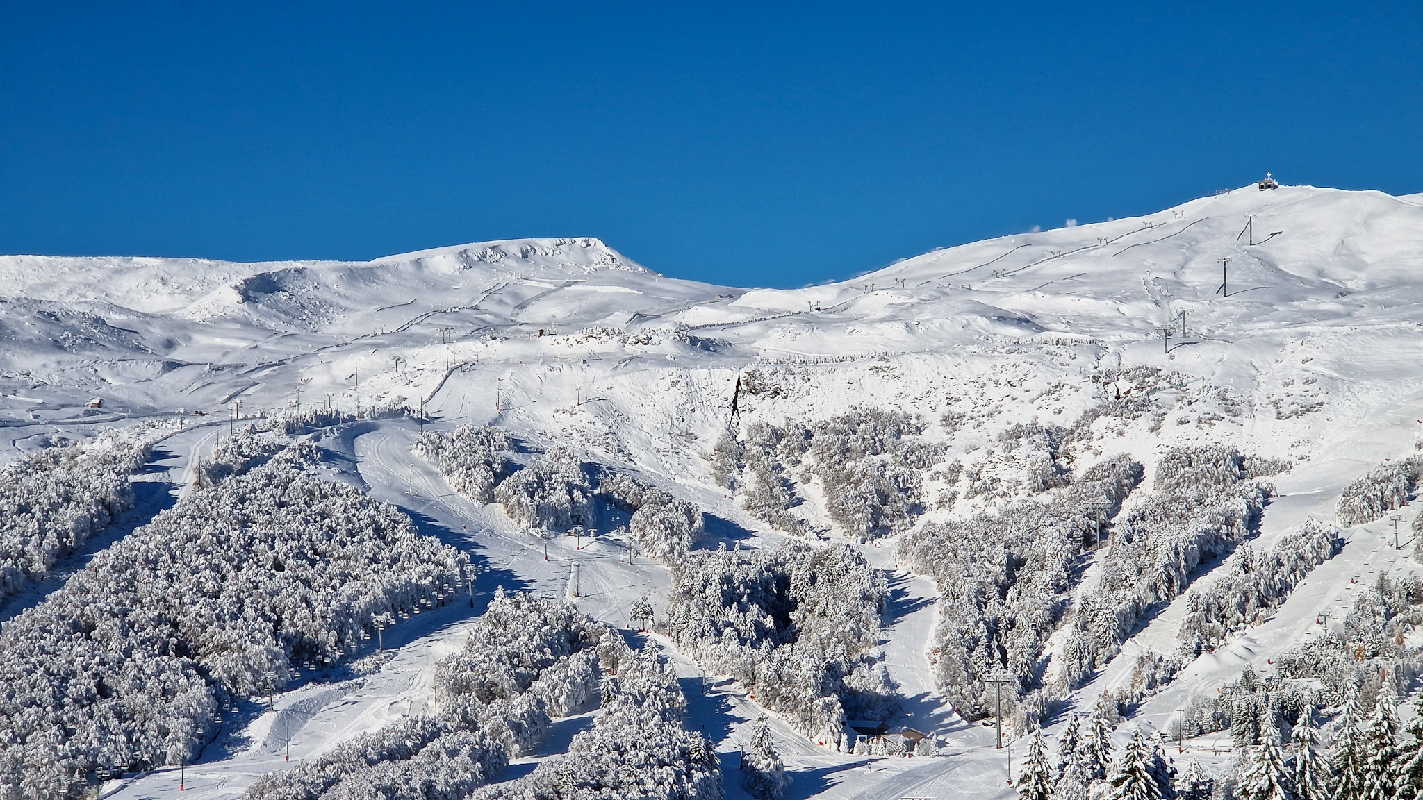 Station de Ski de Super Besse : Des Pistes pour Tous les Niveaux et des Sensations Inoubliables