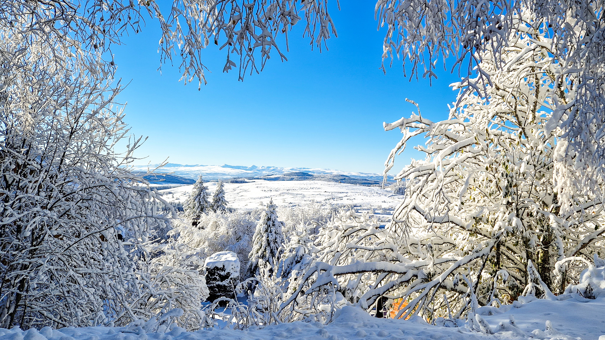 Super Besse : Panorama sur les Monts du Cantal et le Puy Mary - Un Spectacle Naturel Impressionnant