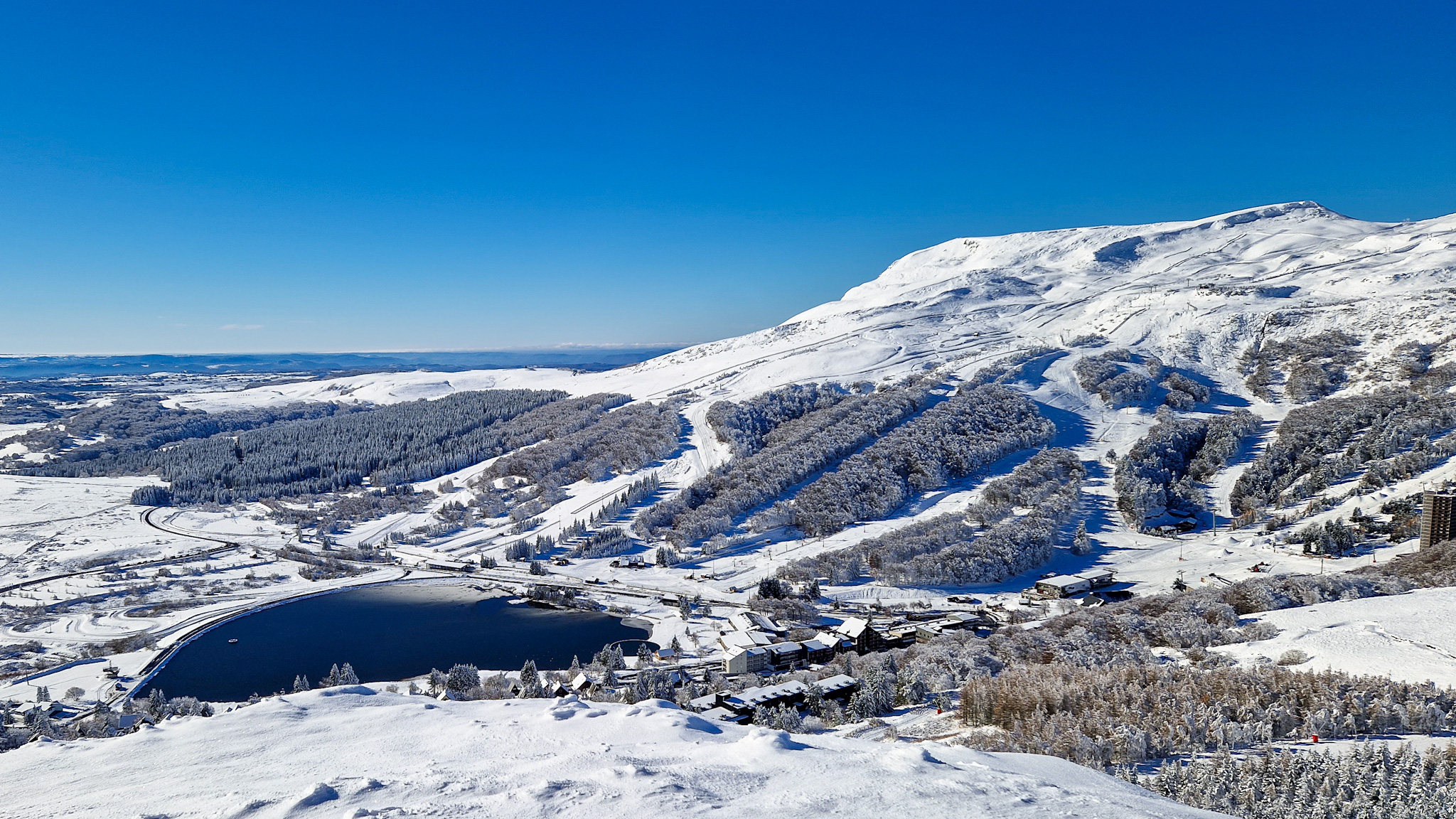 Super Besse, au Puy de Chambourguet, panorama sur la station de ski de Super Besse