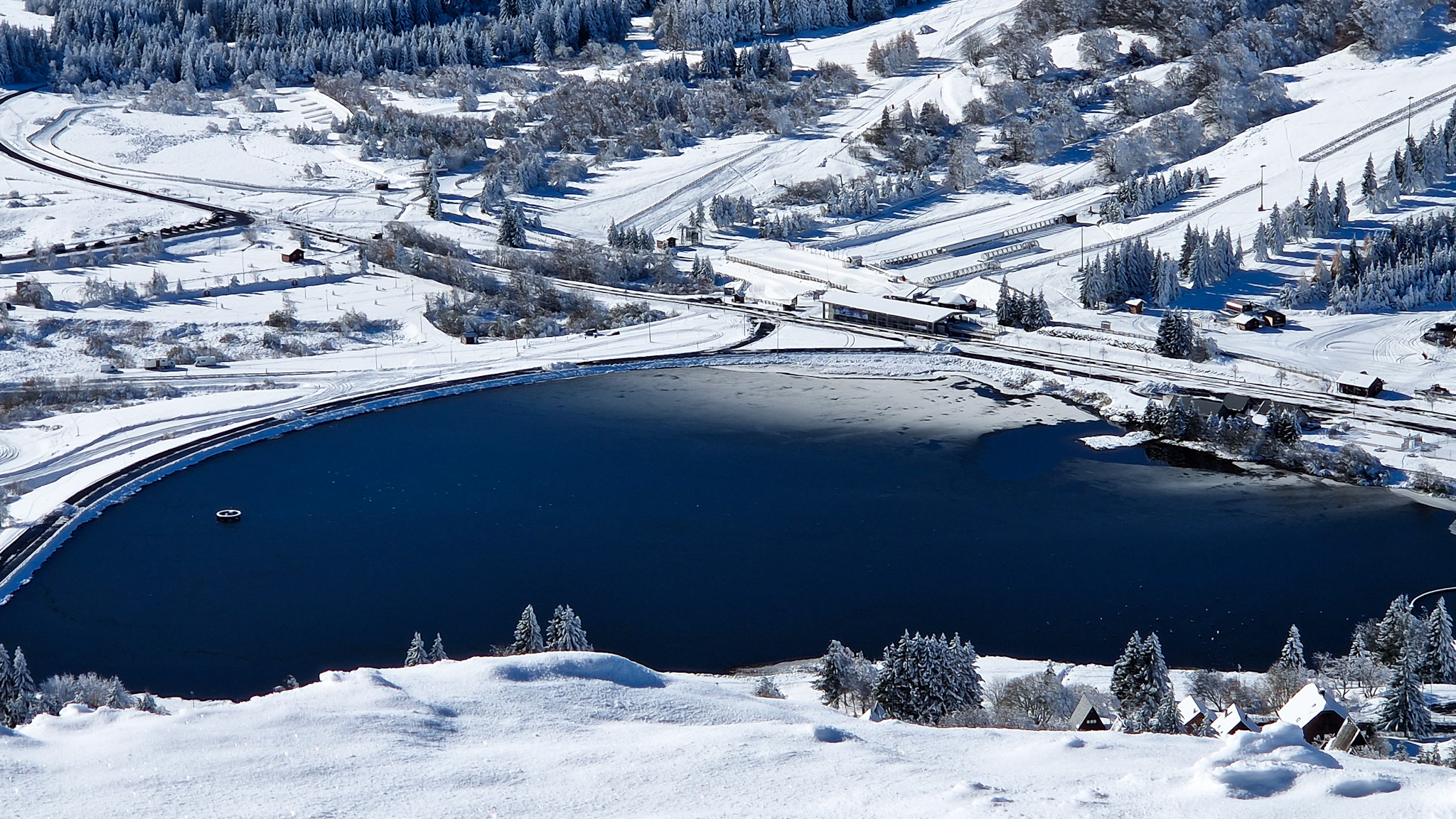 Puy de Chambourguet : Vue Spectaculaire sur le Lac des Hermines