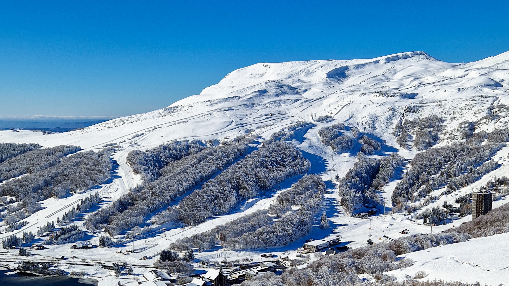 Super Besse - Station de Sports d'Hiver : Des Pistes pour Tous les Niveaux et des Sensations Inoubliables