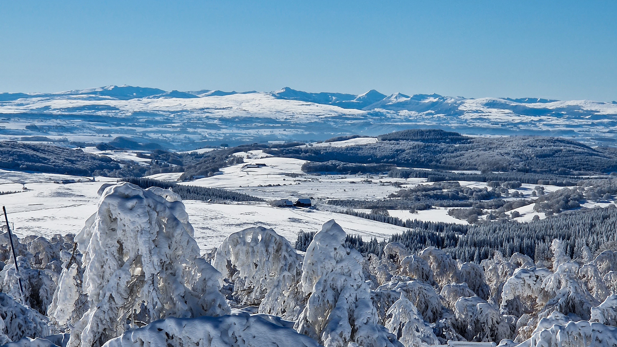 Super Besse : Panorama Impressionnant sur les Monts du Cantal, le Puy Mary et le Plomb du Cantal