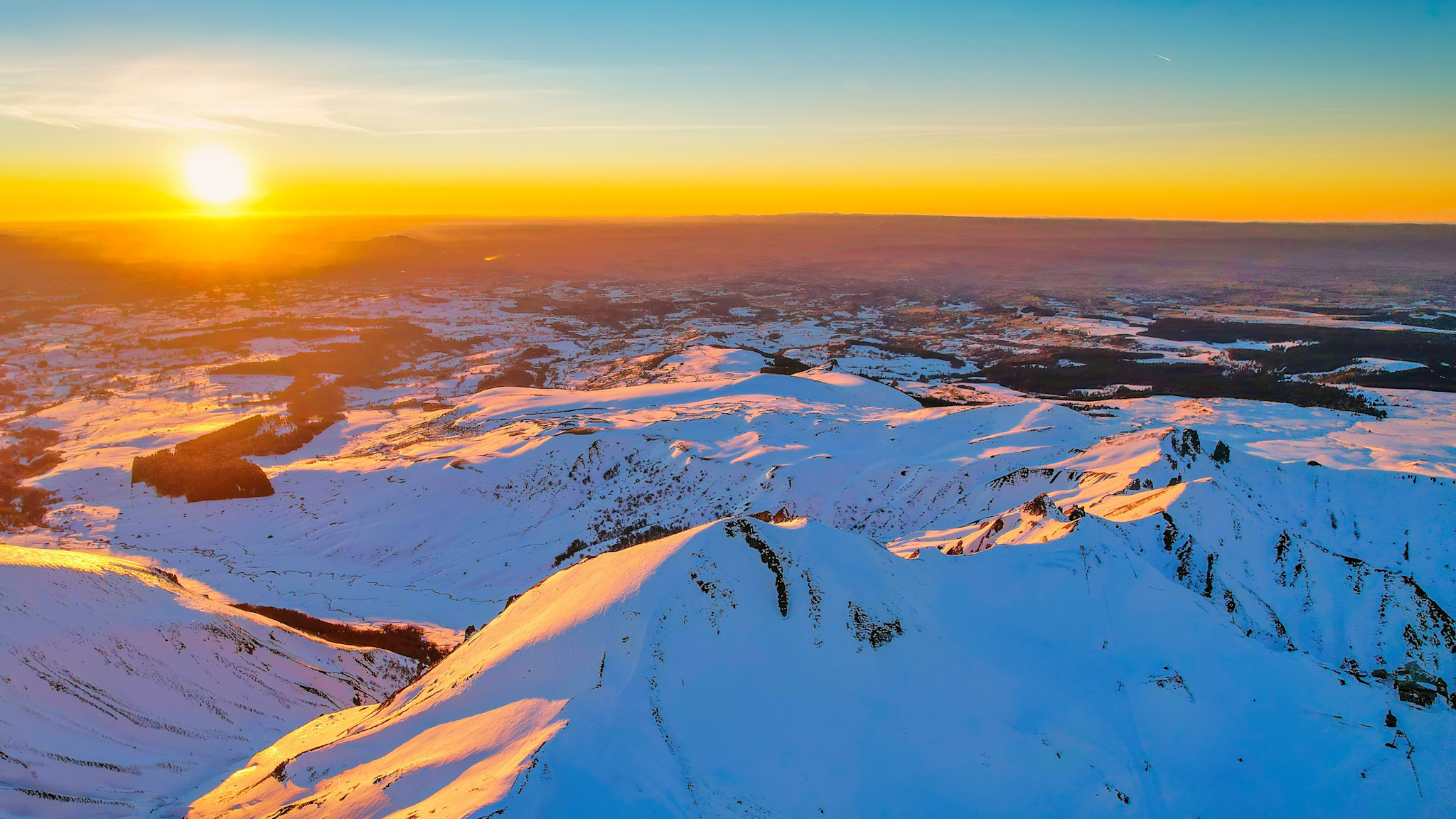 Massif du Sancy : Feux d'Artifice du Coucher de Soleil sur les Sommets