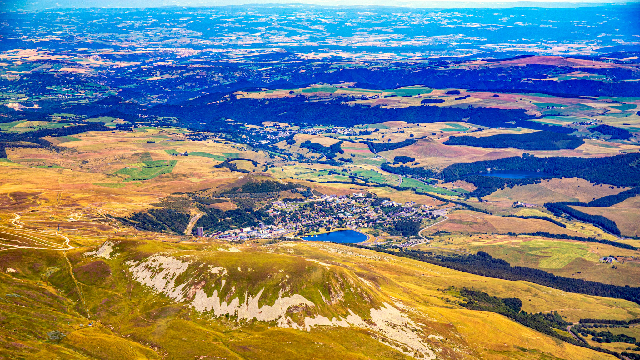 Super Besse - Au-dessus du Puy de Sancy : Vue Imprenable sur Super Besse et le Puy du Paillaret