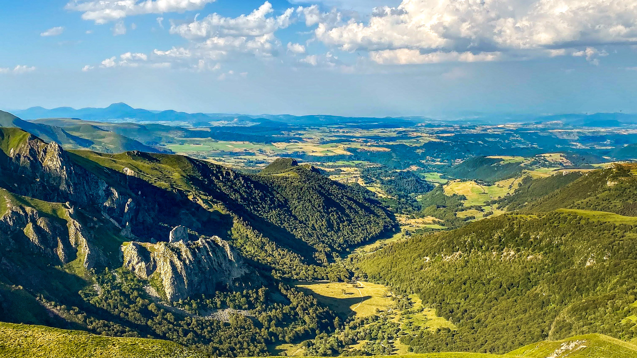 Super Besse - Vue Splendide sur la Vallée de Chaudefour et le Puy des Crebasses