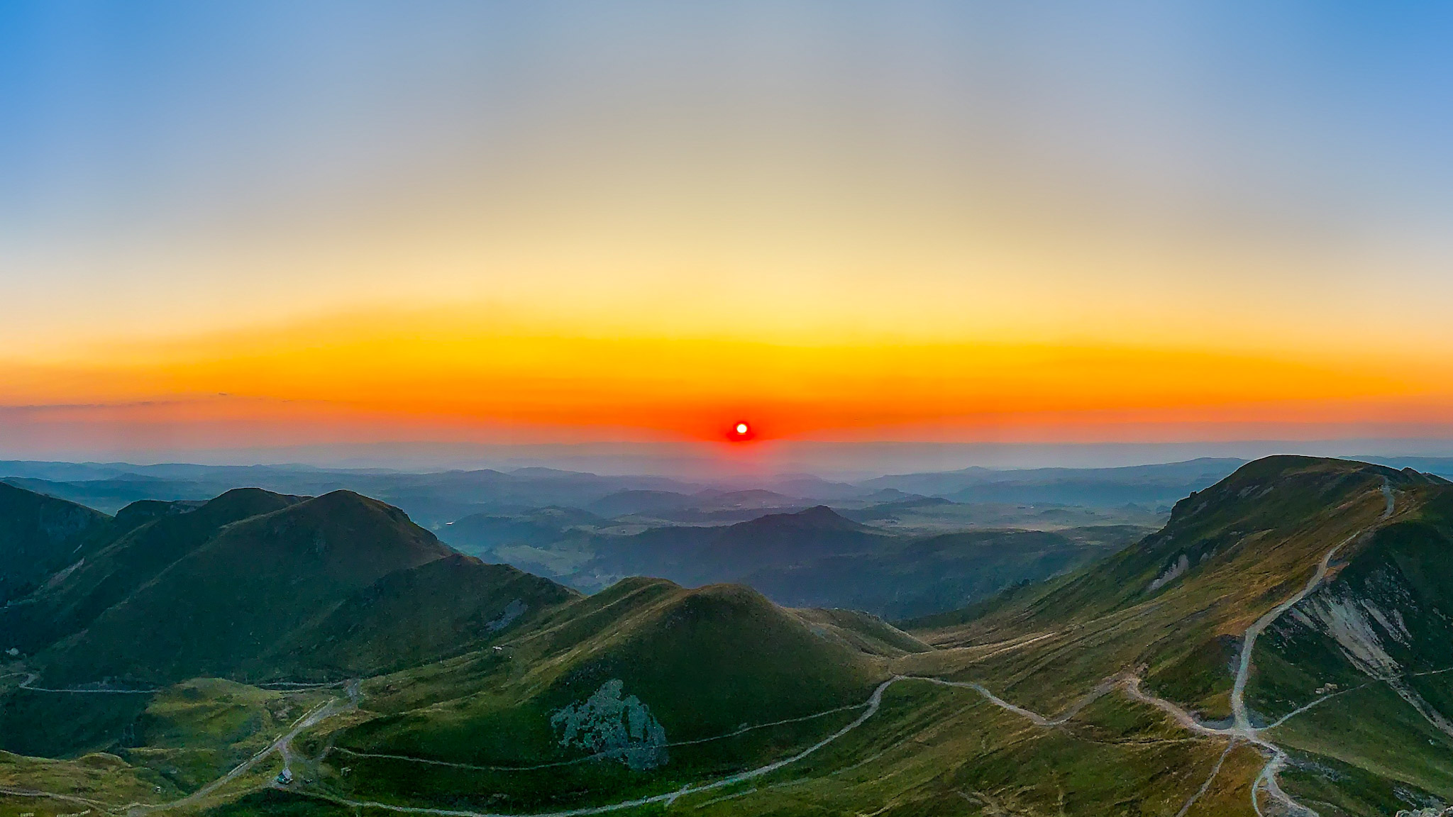 Super Besse - Sommet du Puy de Sancy : Lever de Soleil Spectaculaire sur le Puy Ferrand et le Puy de Cacadogne