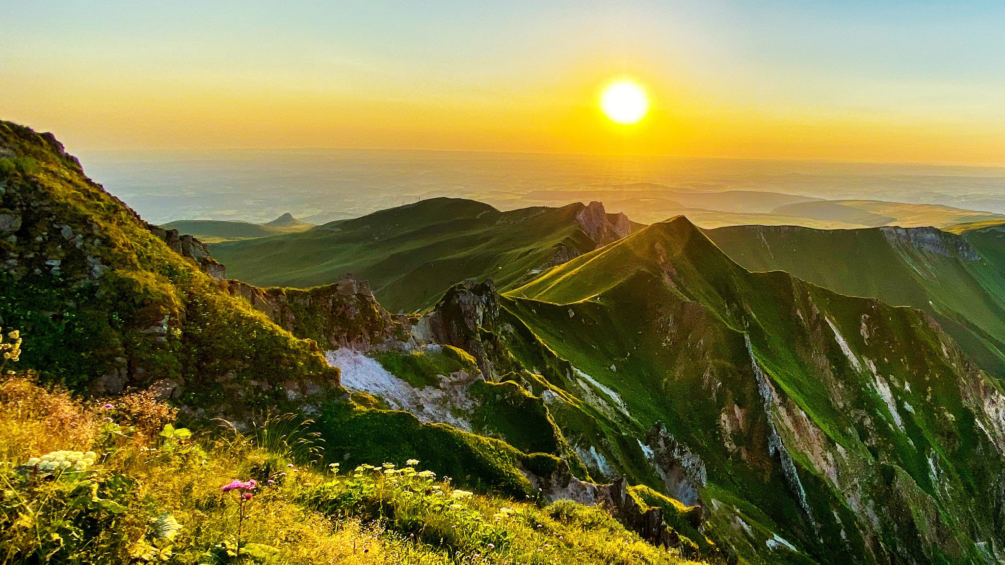 Super Besse - Sommet du Puy de Sancy : Coucher de Soleil Epic sur le Puy Redon et la Tour Carrée