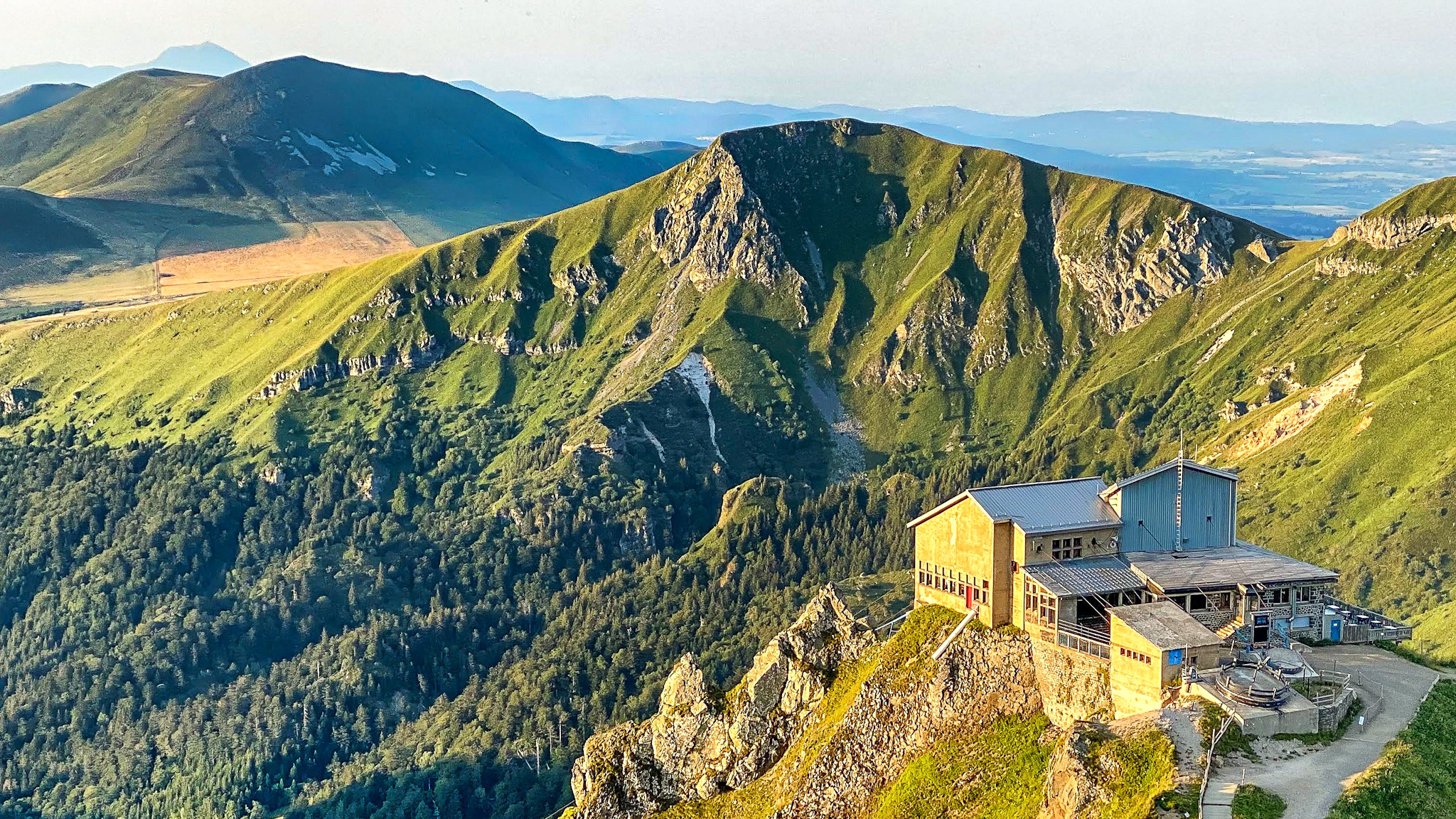 Super Besse - Panorama Exceptionnel : Gare d'arrivée du Téléphérique, Roc de Cuzeau et Puy de l'Angle