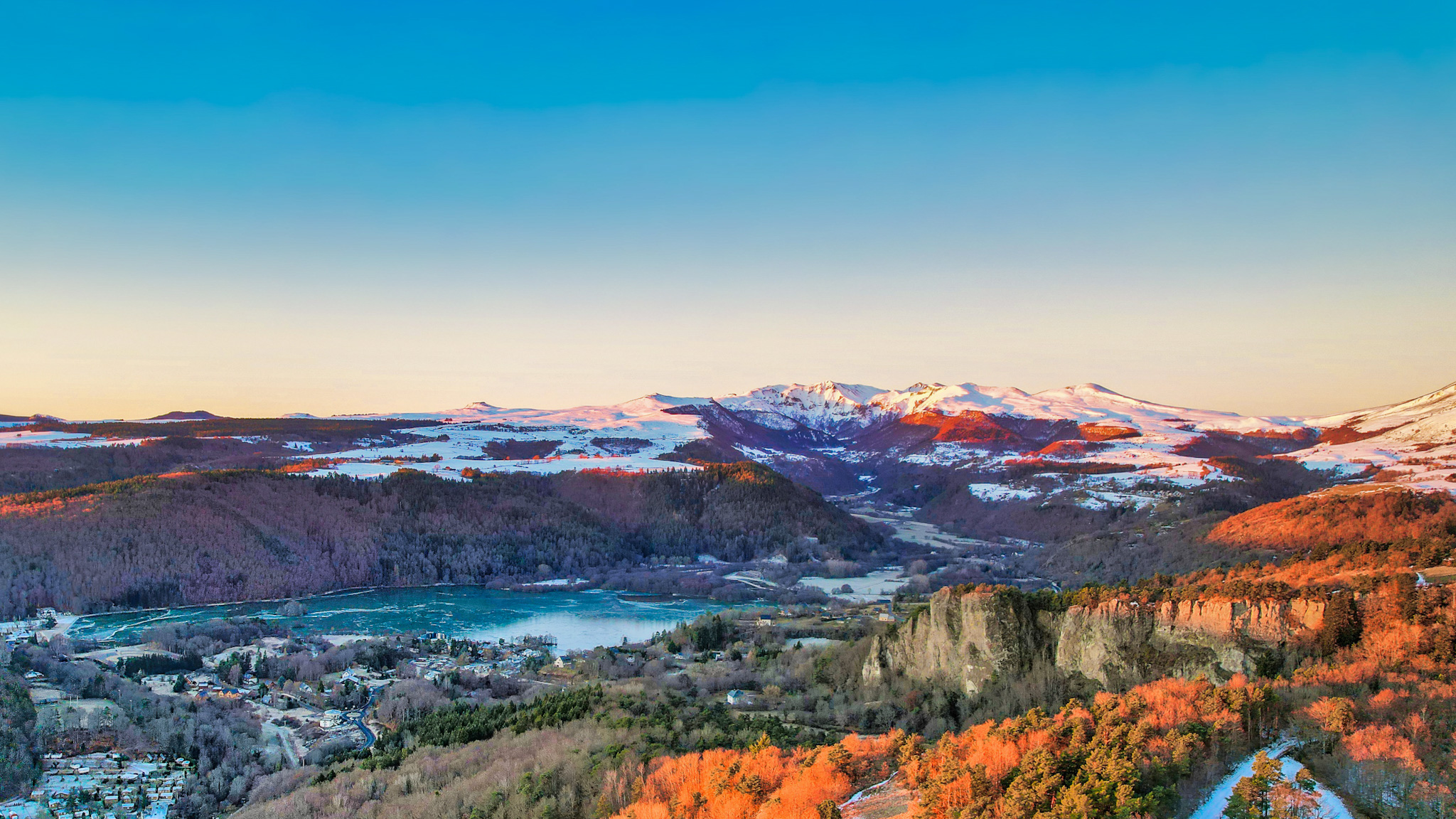 Massif du Sancy : Lac Chambon, Dent du Marais et Paysage Enneigé