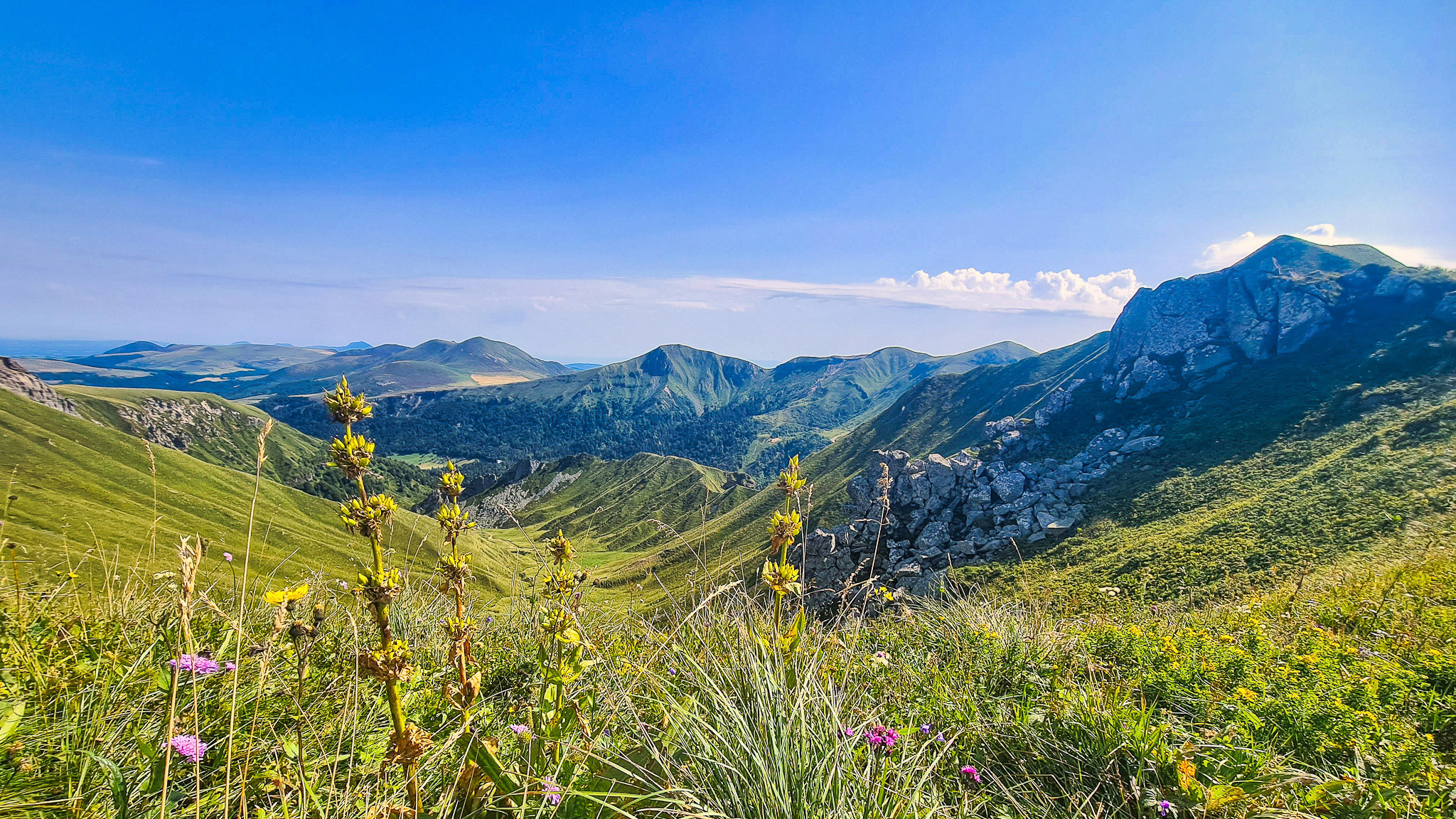 Val de Courre : Panorama Exceptionnel du Chemin des Crêtes