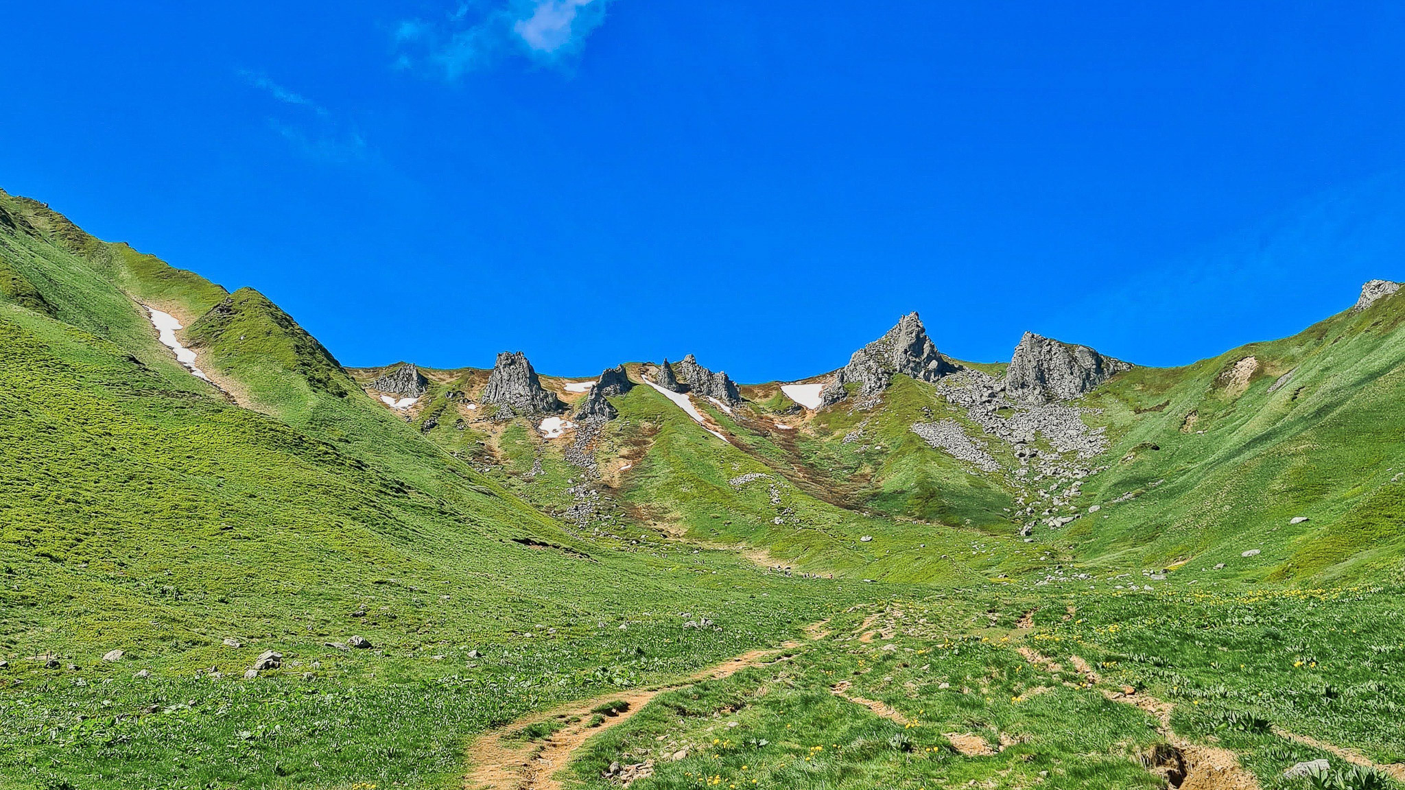 Val de Courre : Porte d'Entrée vers le Puy de Sancy