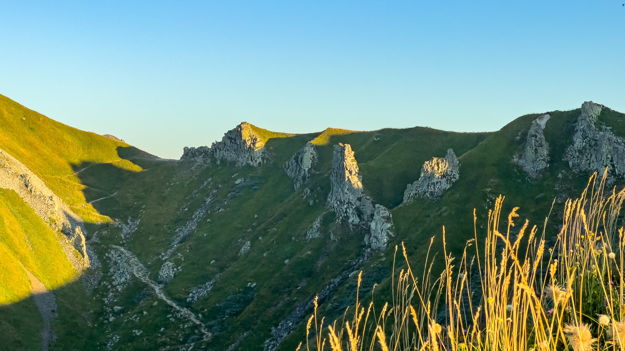 Val de Courre : Panorama du Chemin des Crêtes - Tour Carrée & Puy de Cliergue