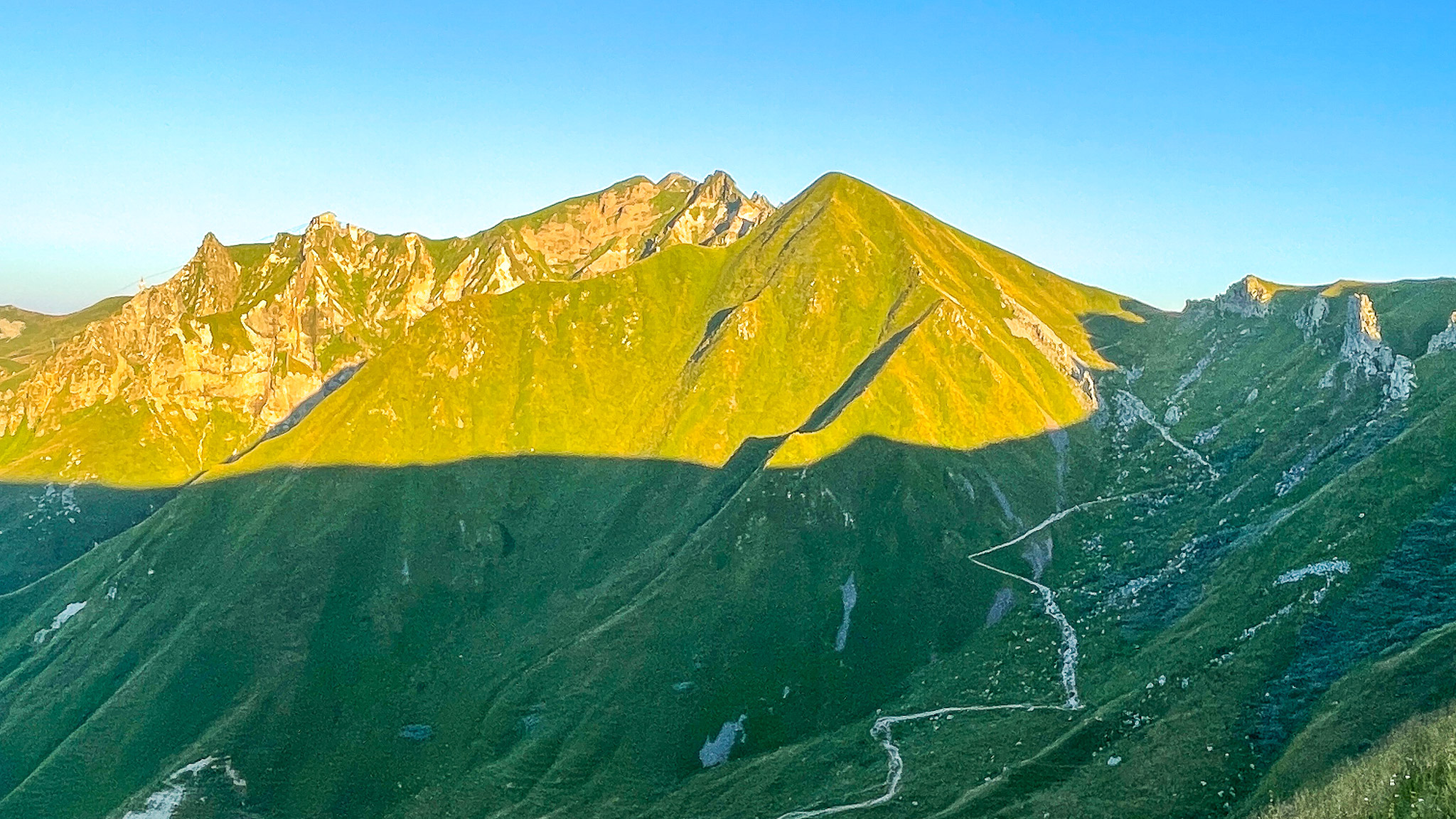 Val de Courre : Ascension vers le Col de Courre - Puy Redon & Puy de Sancy en Vue