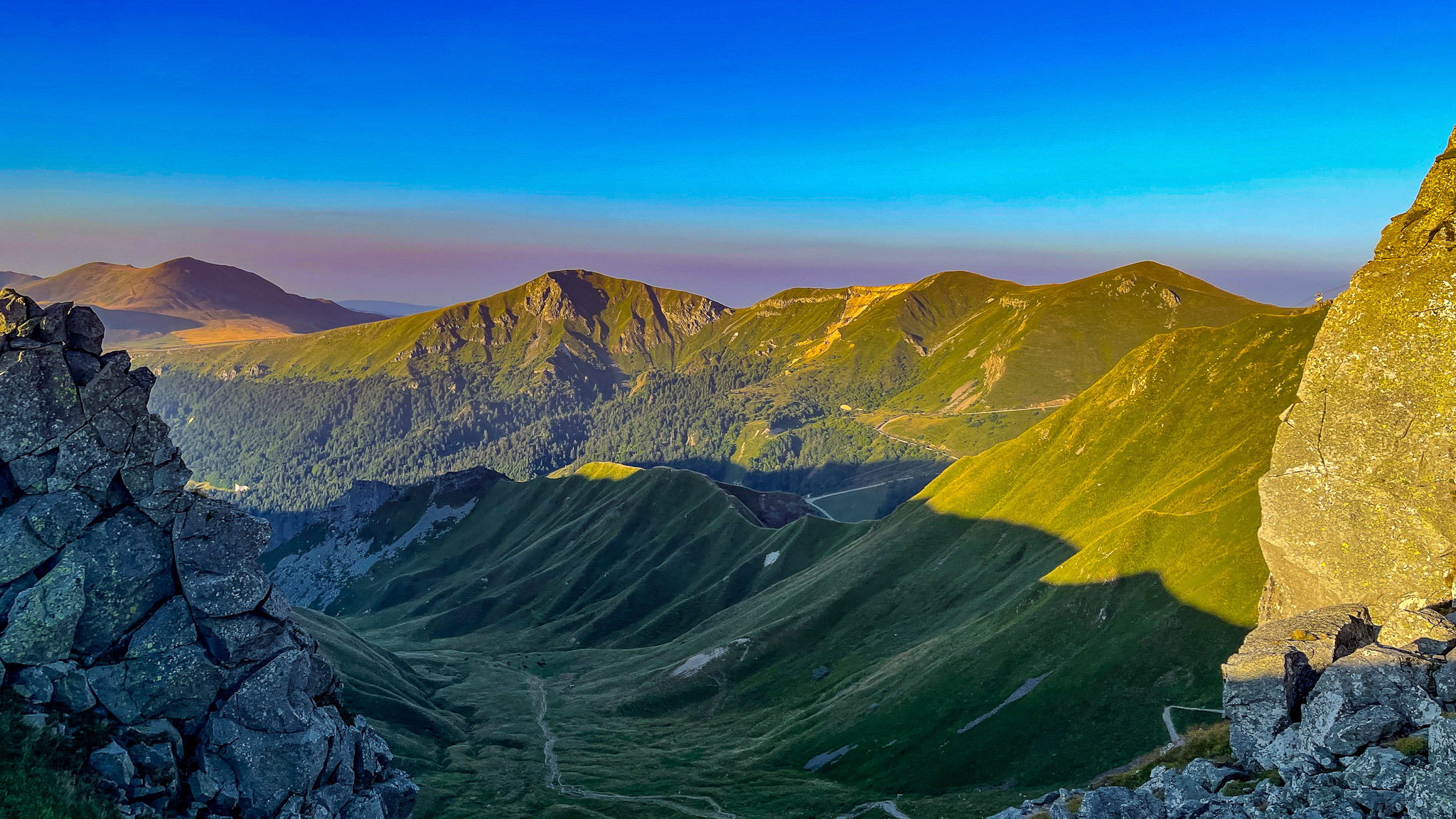 Val de Courre : Panorama Unique - Puy des Crebasses, Roc de Cuzeau & Puy de l'Angle