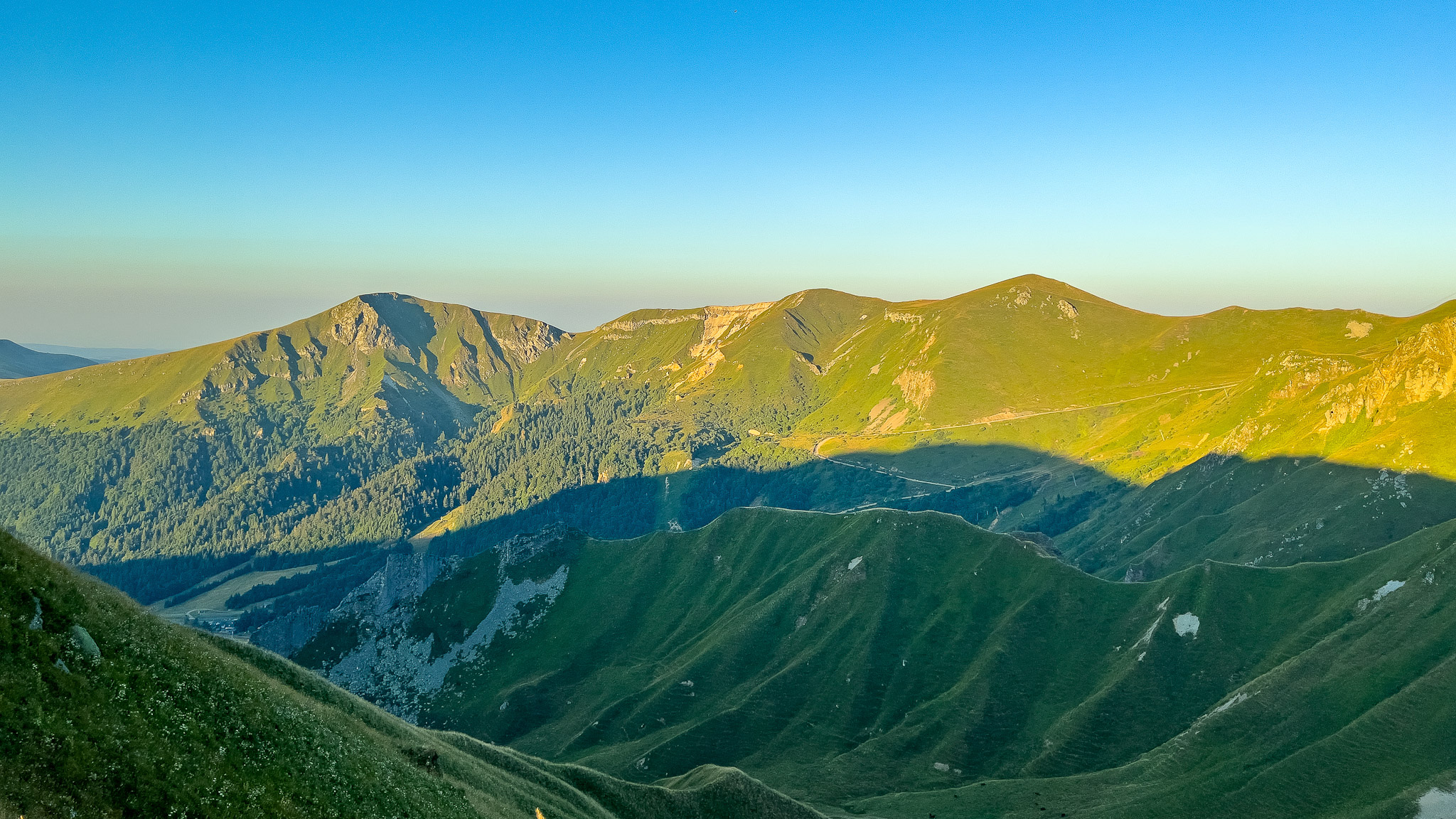 Val de Courre : Vue Imprenable du Chemin des Crêtes - Puy de Cliergue & Col de Courre