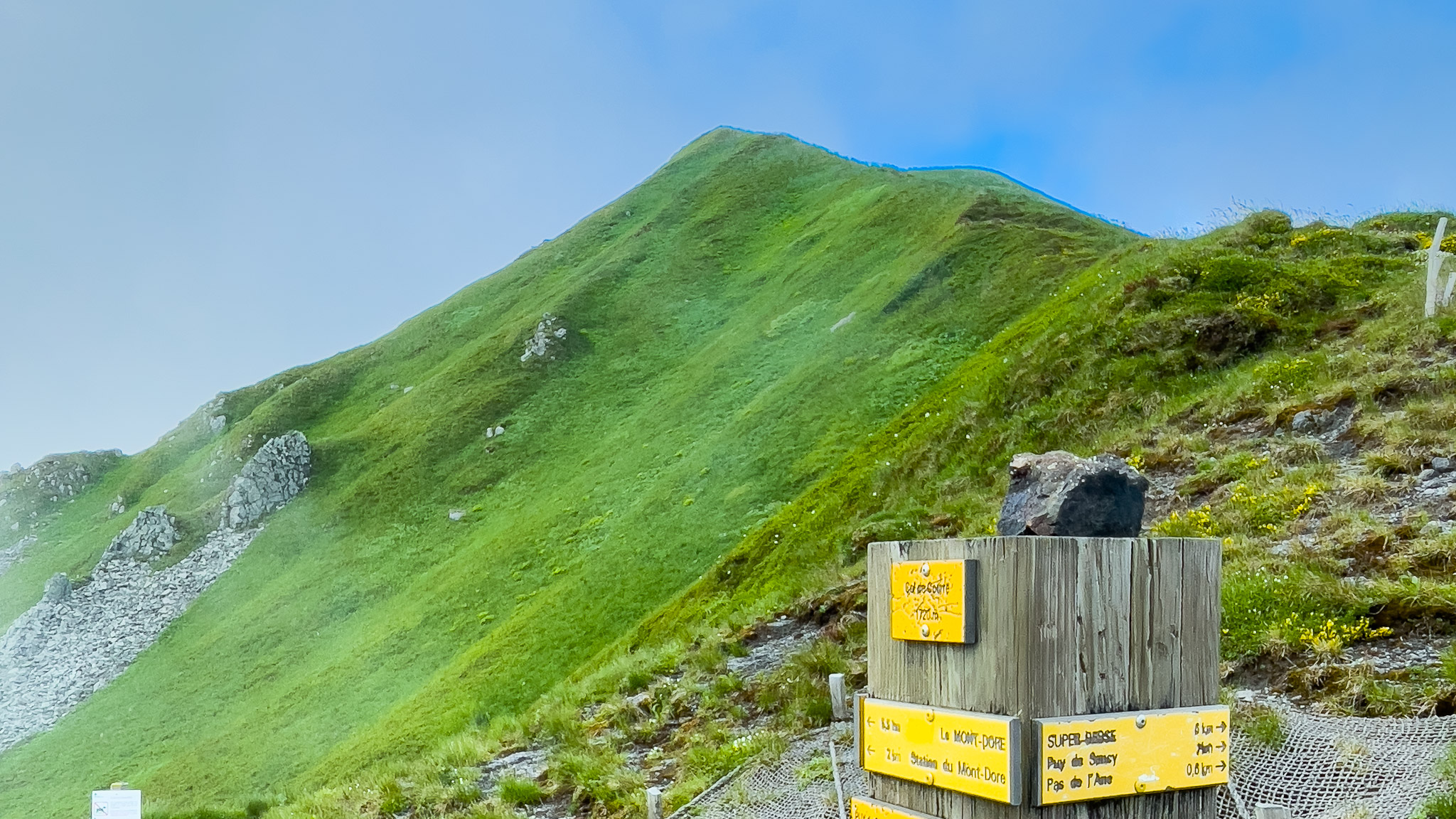 Vers le Puy de Sancy : Col de la Courre, Chemin des Crêtes, Val de Courre & Vallée de la Fontaine Salée