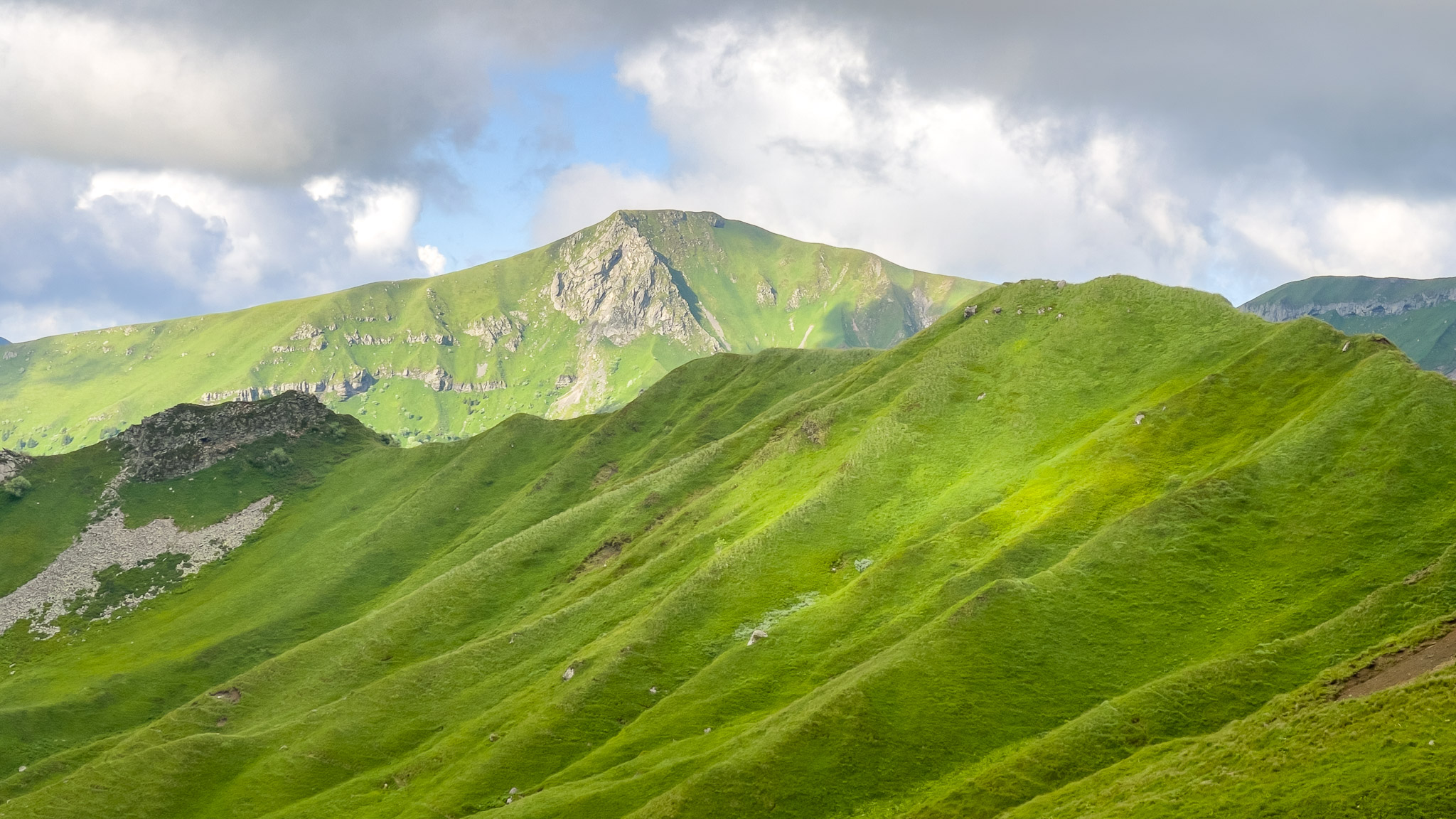 Mont Dore & Massif du Sancy : Explorez la Vallée du Val de Courre, Porte d'Entrée vers le Puy de Sancy