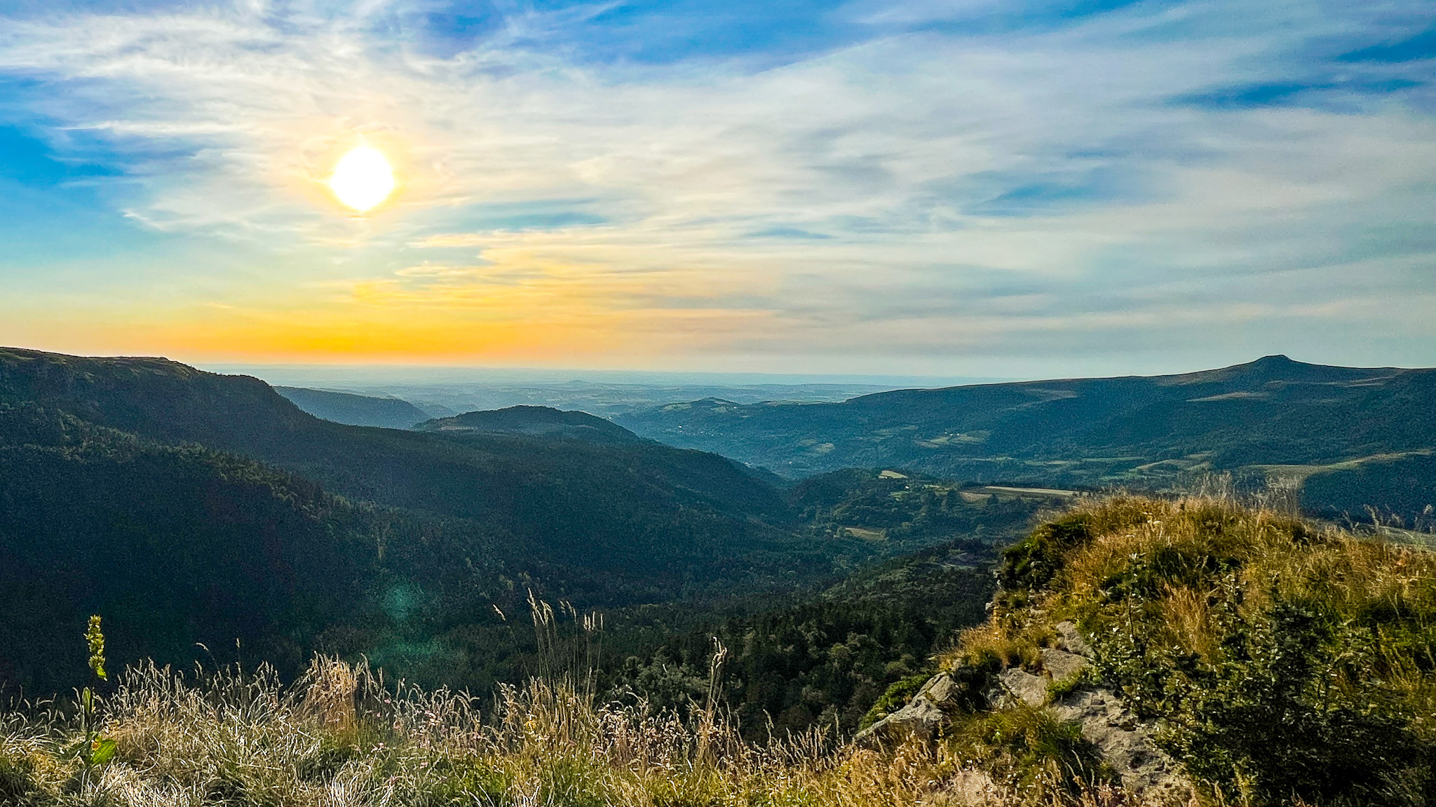 Coucher de soleil flamboyant sur la Banne d'Ordanche depuis le sommet du Capucin au Mont Dore.