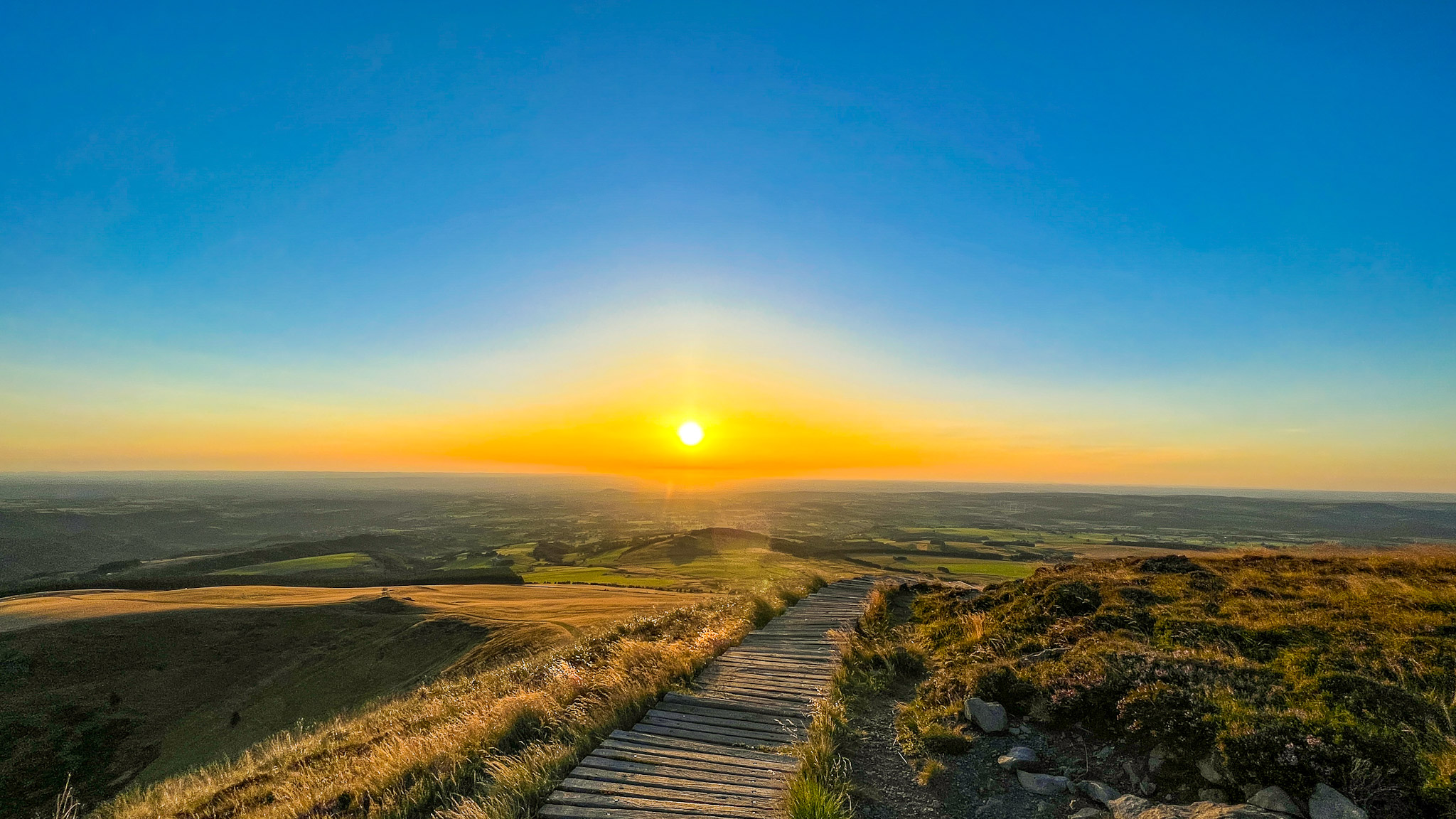 Banne d'Ordanche : L'Escalier Illuminé par le Soleil - Un Moment Magique