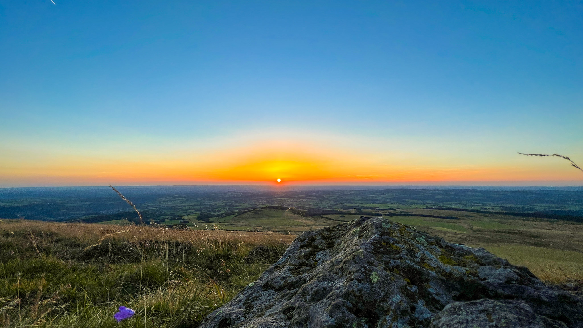 Banne d'Ordanche : Coucher de Soleil D'or sur la Campagne Auvergnate - Un Panorama Exceptionnel