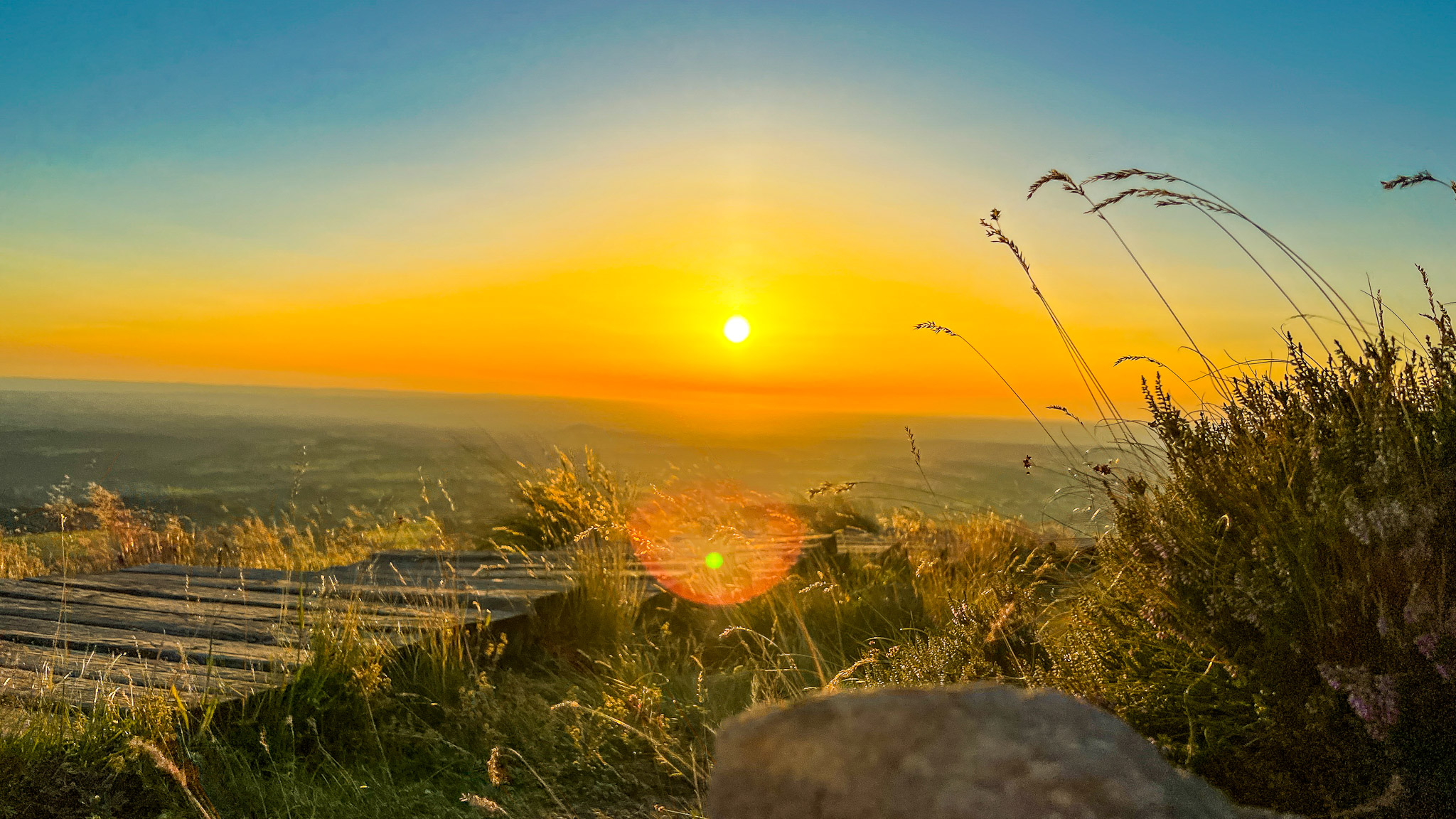 Banne d'Ordanche : Escalier vers le Sommet Illuminé par le Coucher de Soleil - Un Moment Poétique