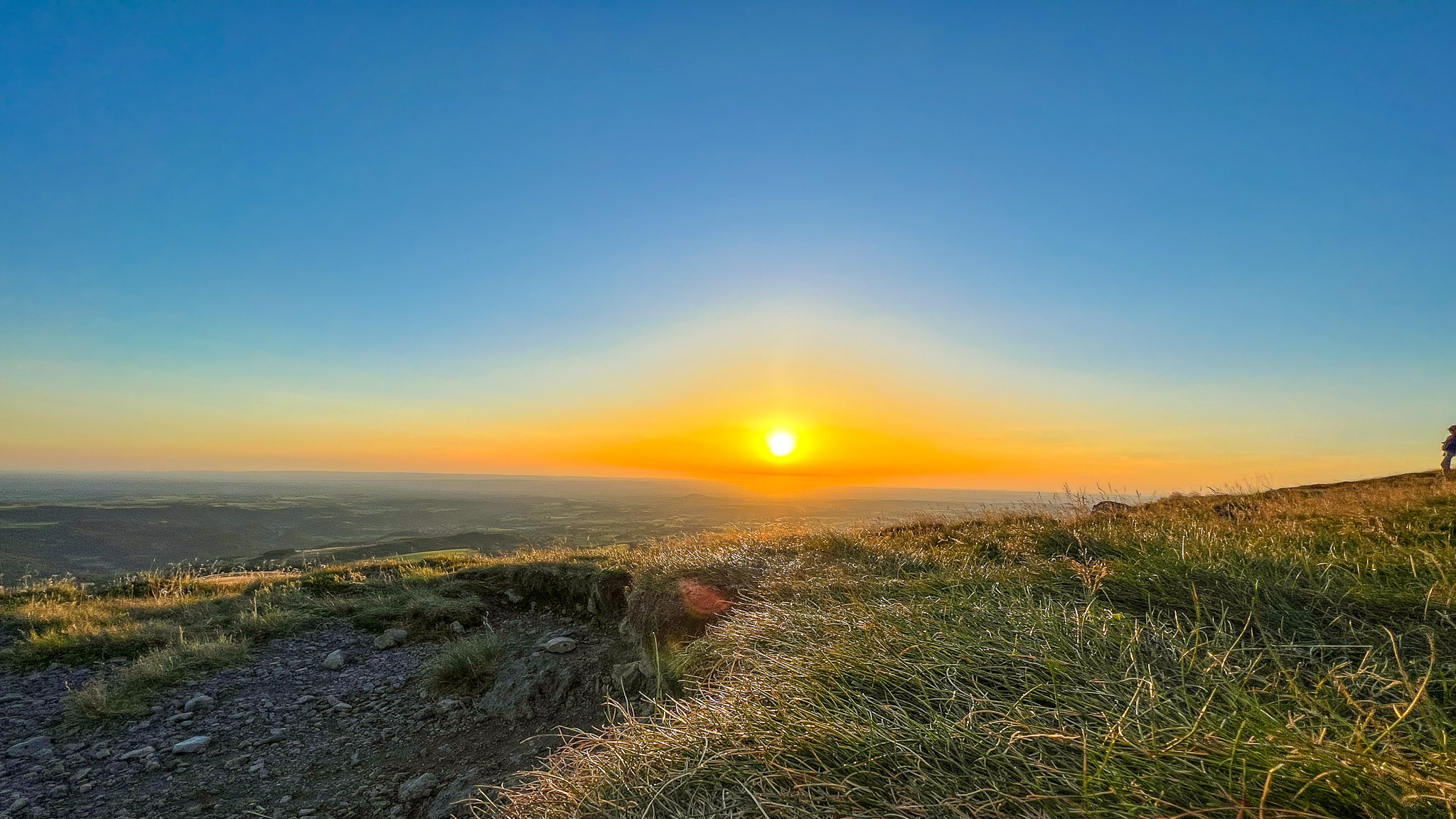 Banne d'Ordanche : Coucher de Soleil Doré sur l'Herbe - Un Moment de Sérénité