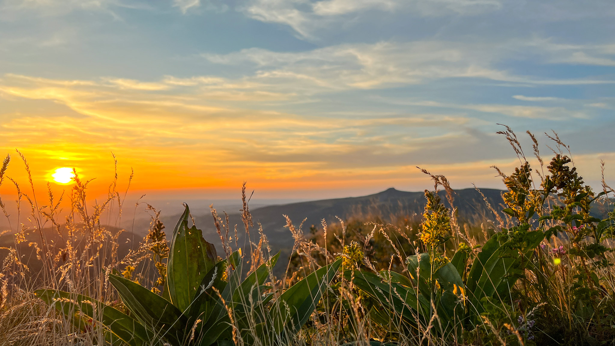 Au sommet du Capucin dans le Massif du Sancy, admirez un coucher de soleil époustouflant avec vue sur la Banne d'Ordanche.