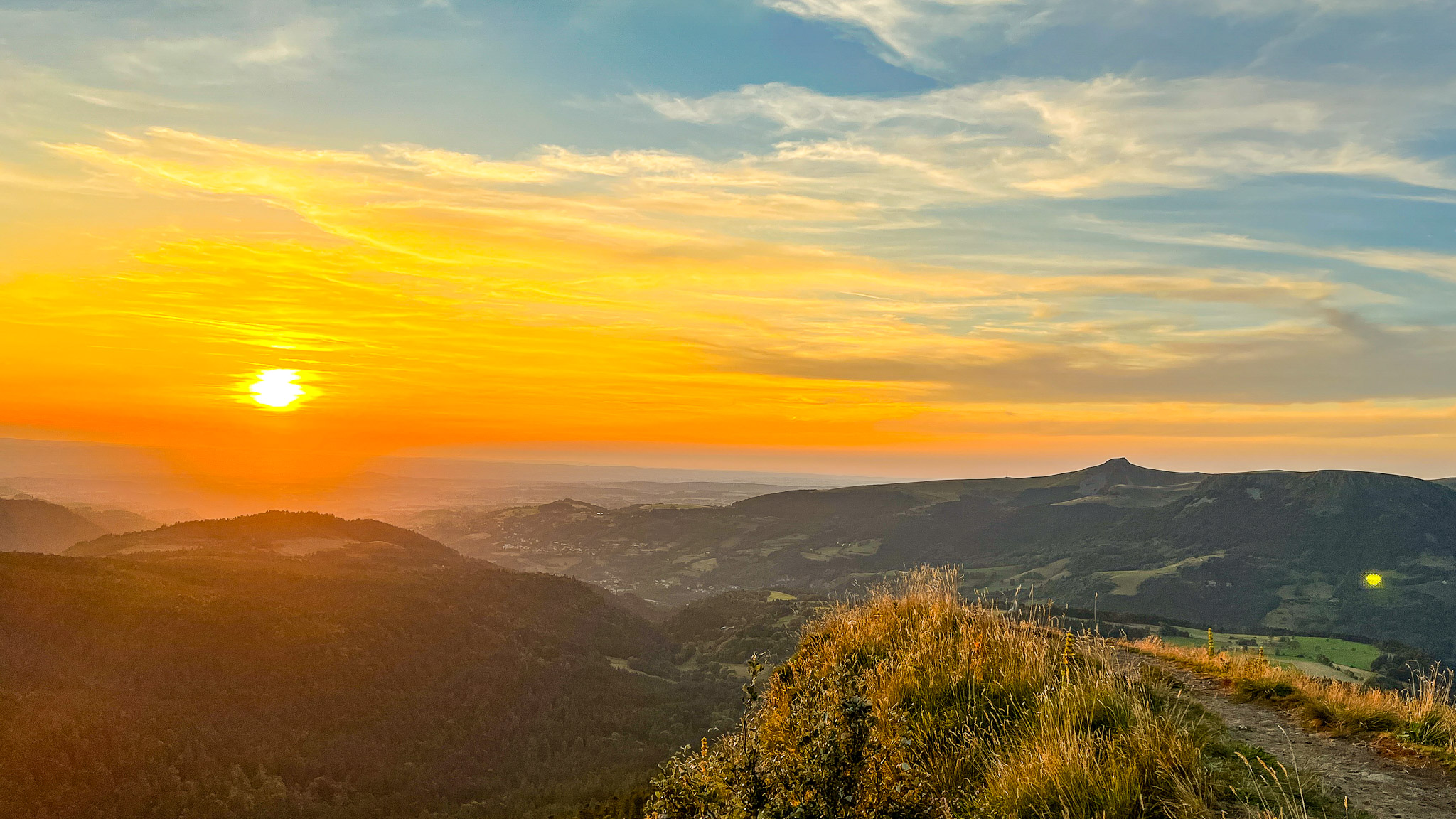 Coucher de soleil magique sur la Banne d'Ordanche et la Vallée de la Dordogne dans le Massif du Sancy.