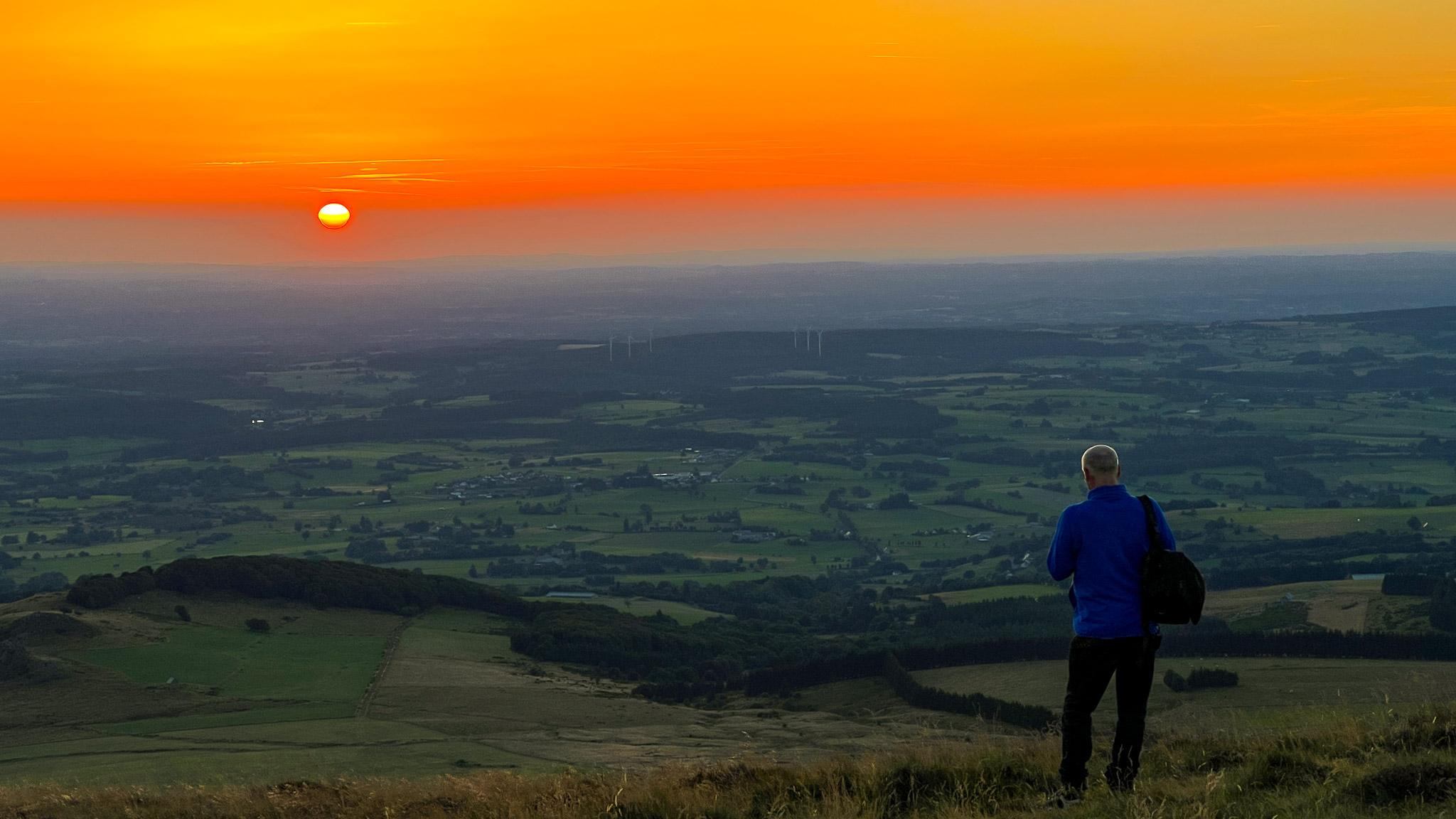 Banne d'Ordanche : Coucher de Soleil Magique sur la Campagne Auvergnate - Un Moment de Sérénité