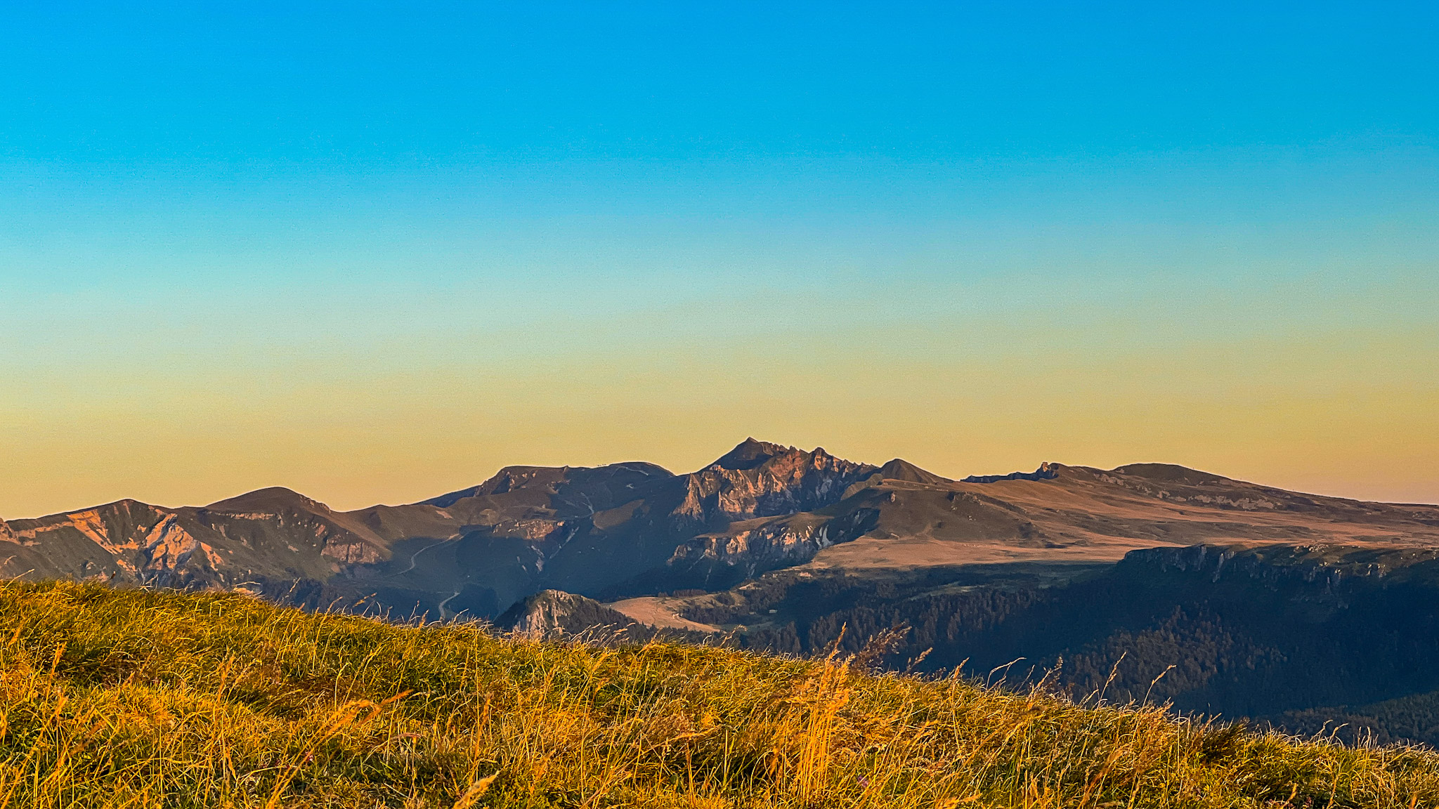 Banne d'Ordanche : Coucher de Soleil Spectaculaire sur le Massif du Sancy dans les Monts Dore