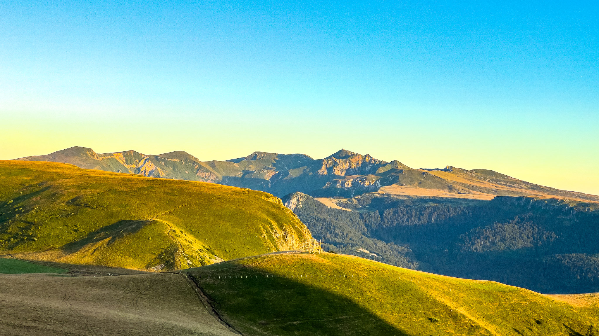 Banne d'Ordanche : Coucher de Soleil sur le Massif du Sancy, Capucin, Puy de Sancy et Puy de Cliergue - un spectacle grandiose !