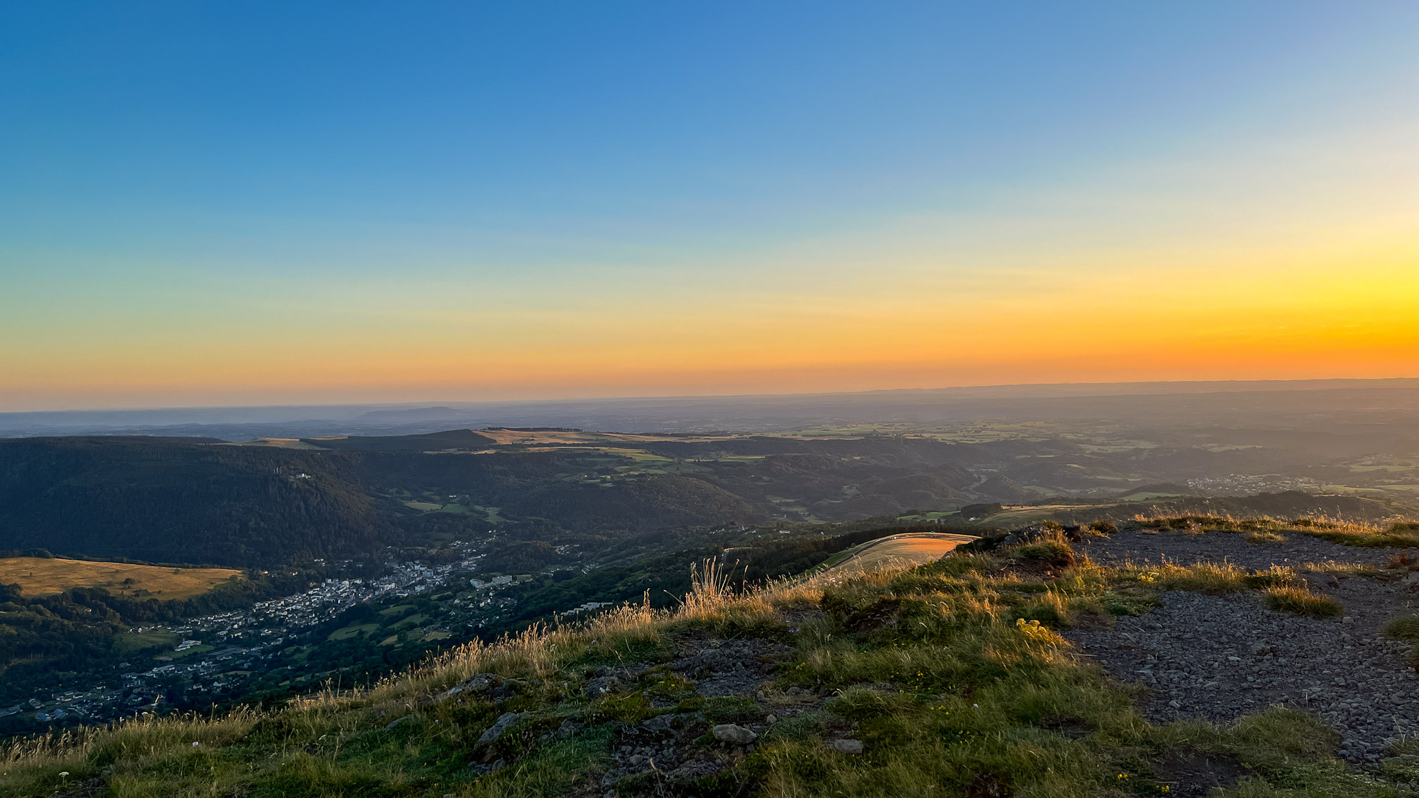 Banne d'Ordanche : Le Soleil se couche sur la Vallée de la Dordogne à la Bourboule - Un Panorama Exceptionnel