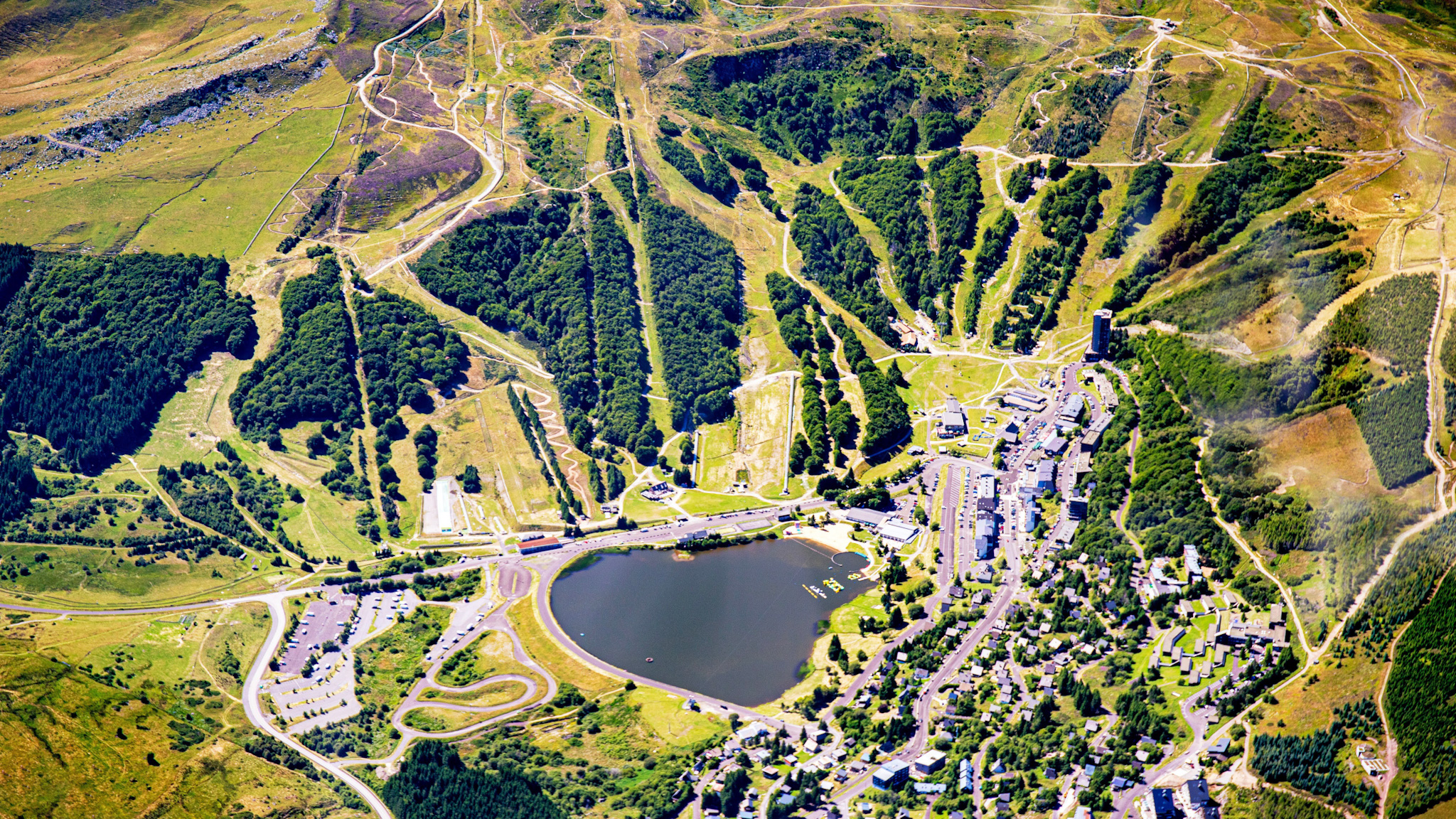 Super Besse Vue du Ciel : Lac des Hermines, Coeur de la Station... Splendeurs Révélées