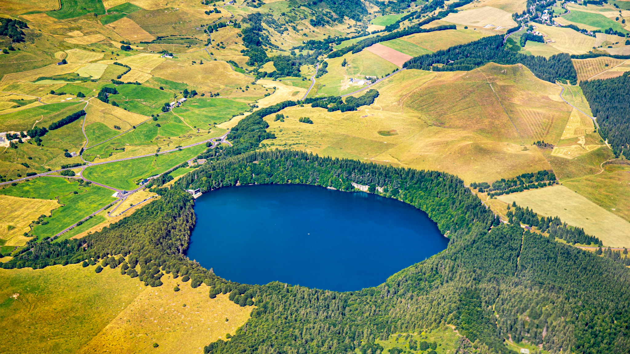 Massif du Sancy : Découvrez le Lac Pavin, Joyau Volcanique des Monts Dore