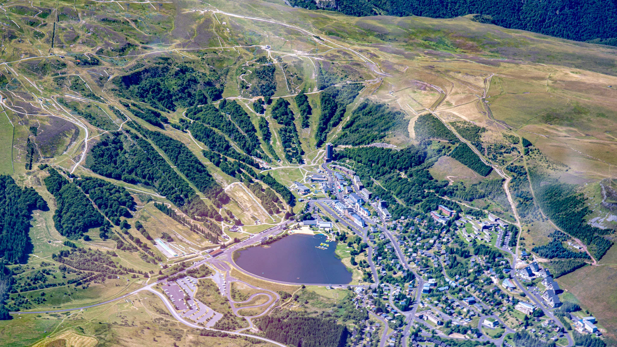 Super Besse : Charme de la Station et Beauté du Lac des Hermines - Vue Imprenable !