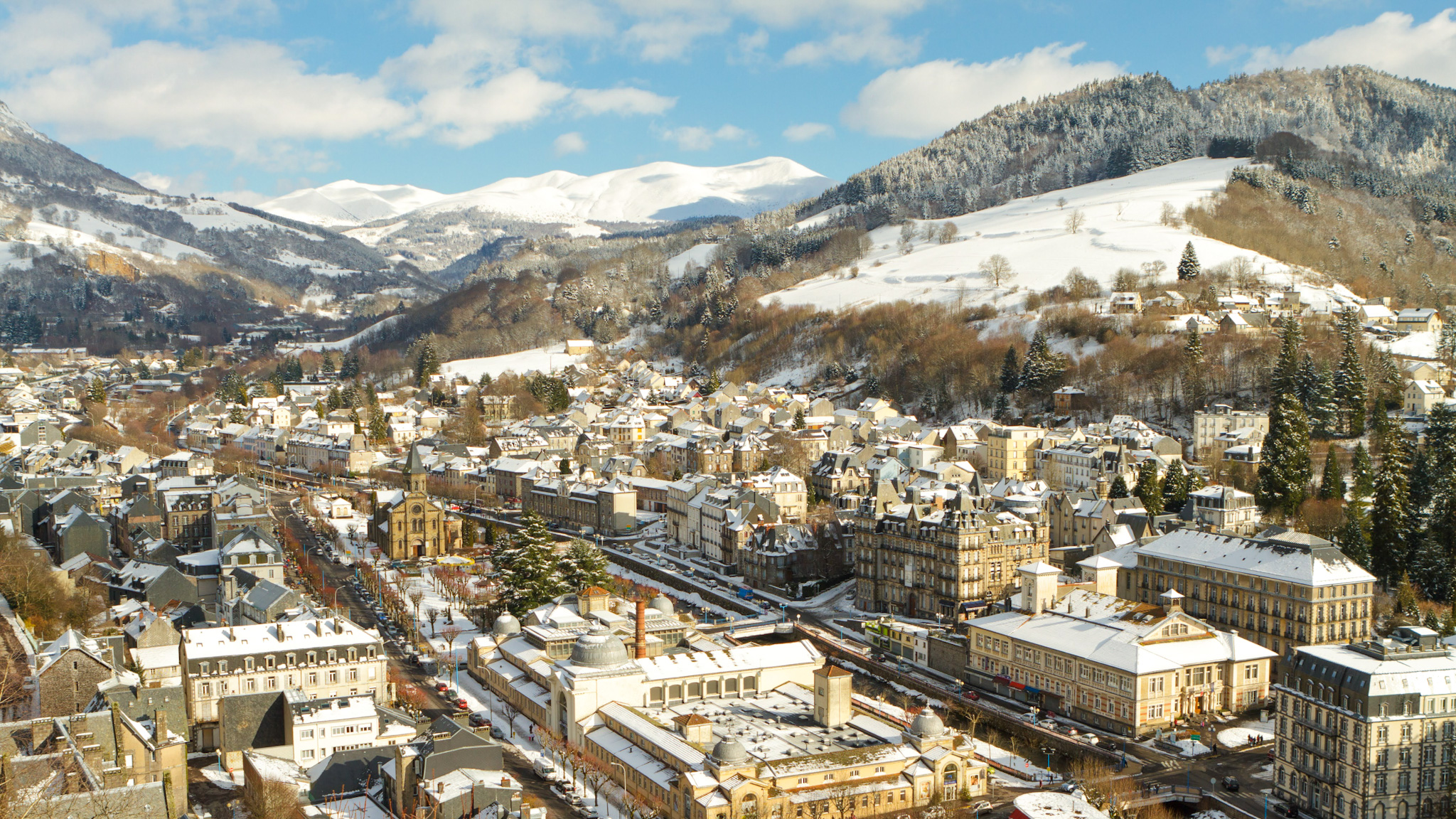 Monts Dore enneigés : Splendeur Hiver et Vue Dominante sur la Bourboule