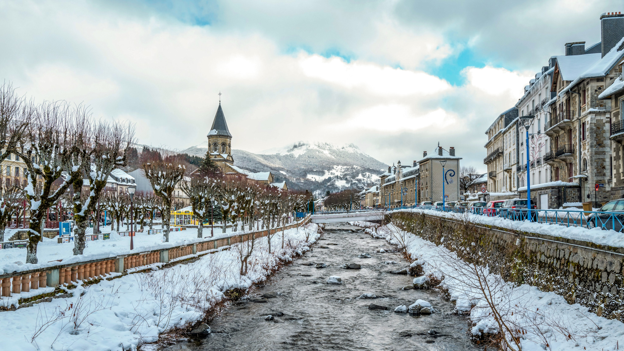 Vallée de la Dordogne et Bourboule enneigées : Paysages d'Hiver Magiques