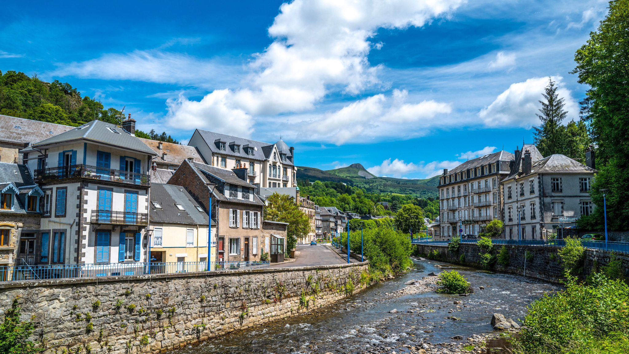 La Bourboule : La Dordogne, Fil d'Eau et Charme au Cœur de la Ville