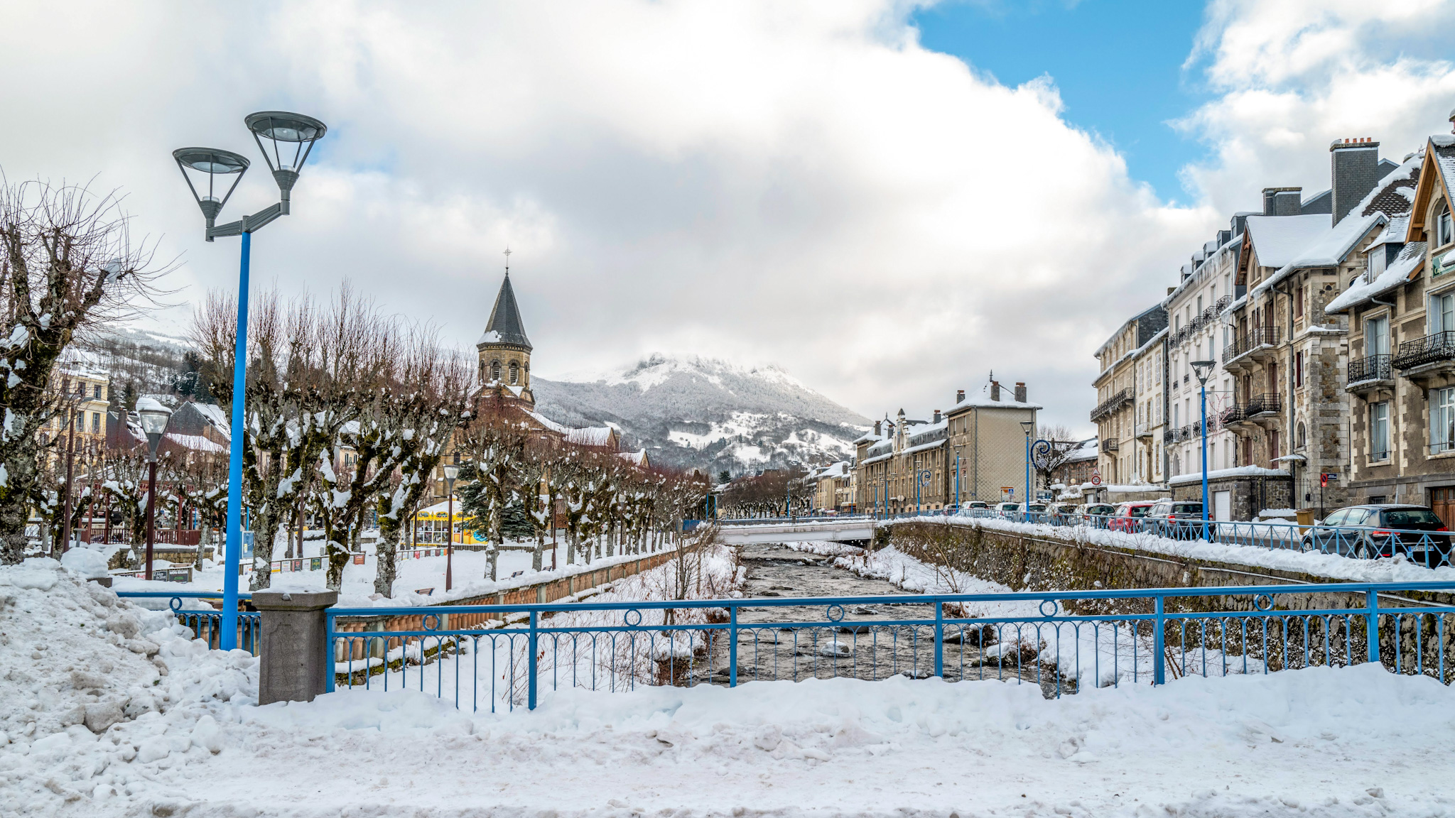 La Bourboule sous la Neige : Puy Gros enneigé, Gardien Majestueux