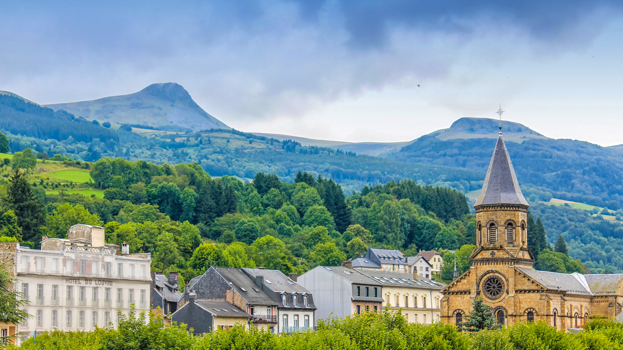 La Bourboule : Centre-Ville et Vue Panoramique sur la Banne d'Ordanche et le Puy Gros