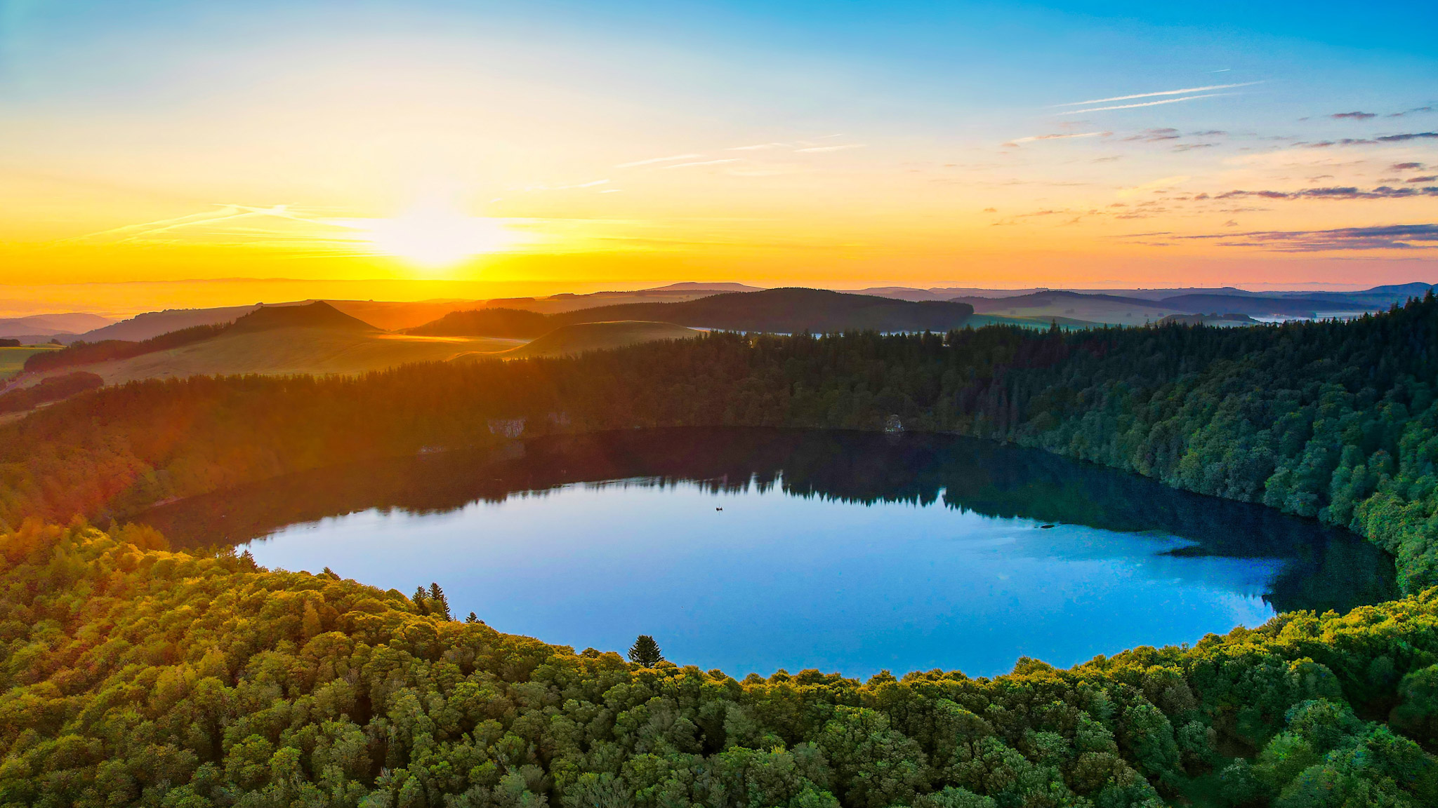 Massif du Sancy en Automne, lever de soleil au Lac Pavin