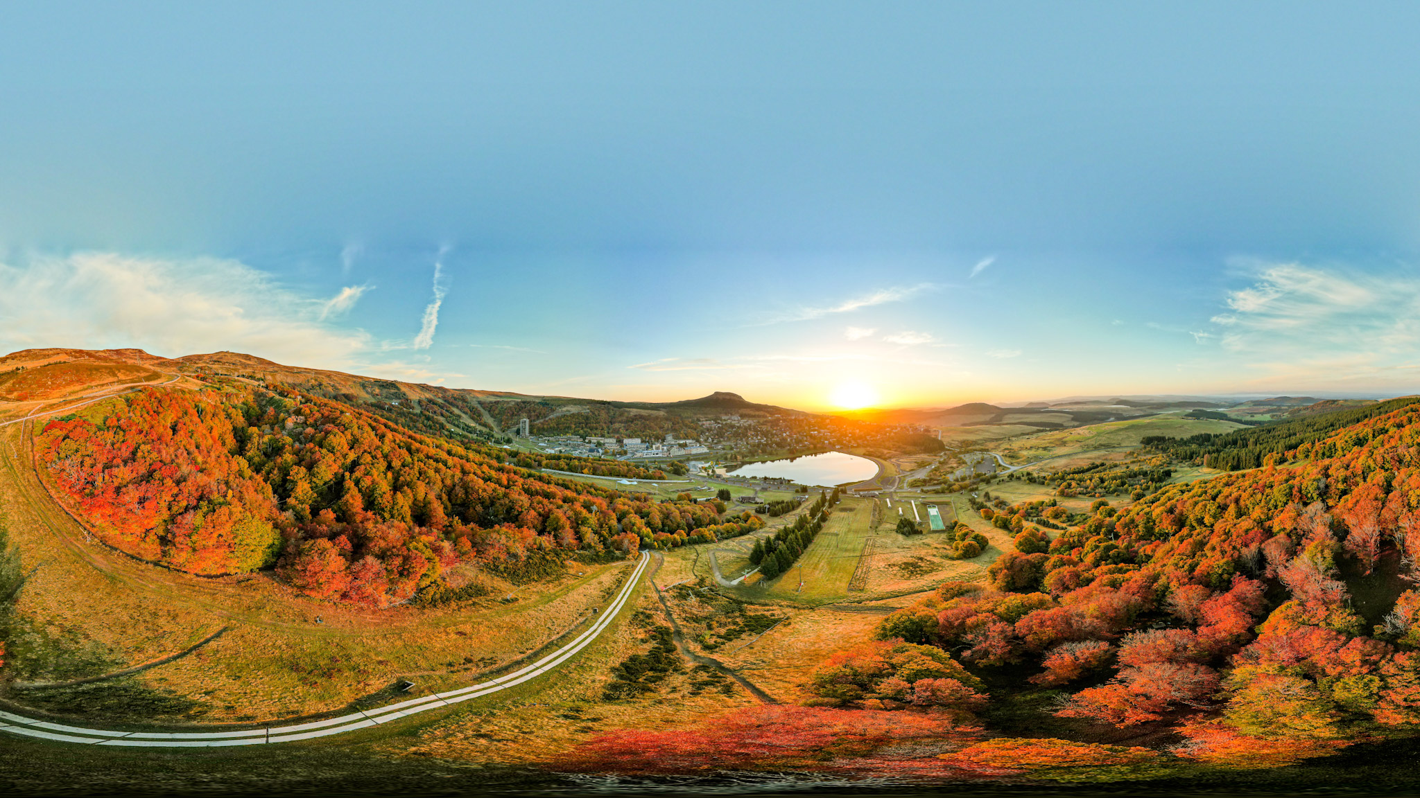 Lever de soleil sur Super Besse en Automne