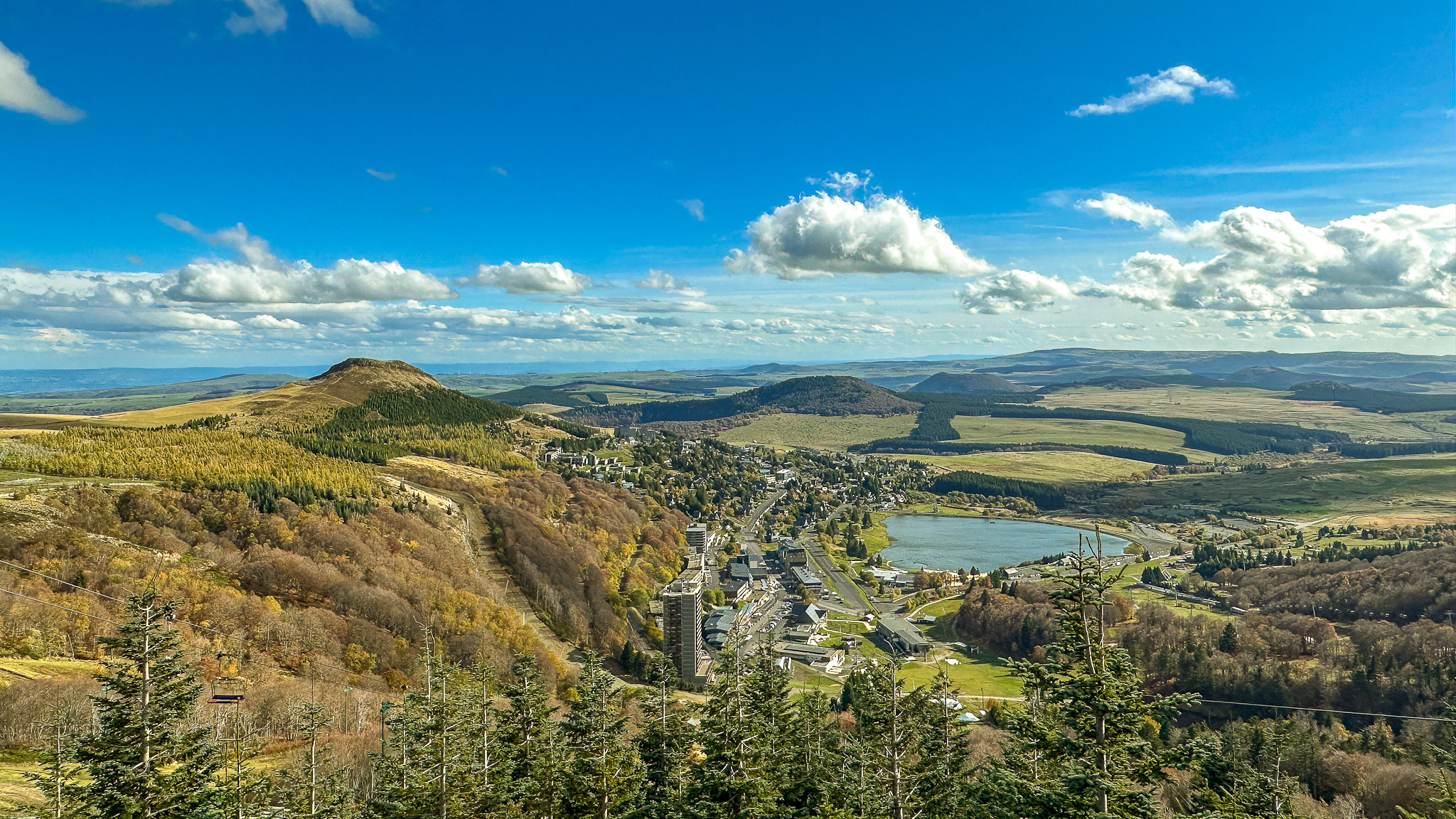 Panorama sur la station de Super Besse en Automne, ville de Super Besse, le Lac des Hermines