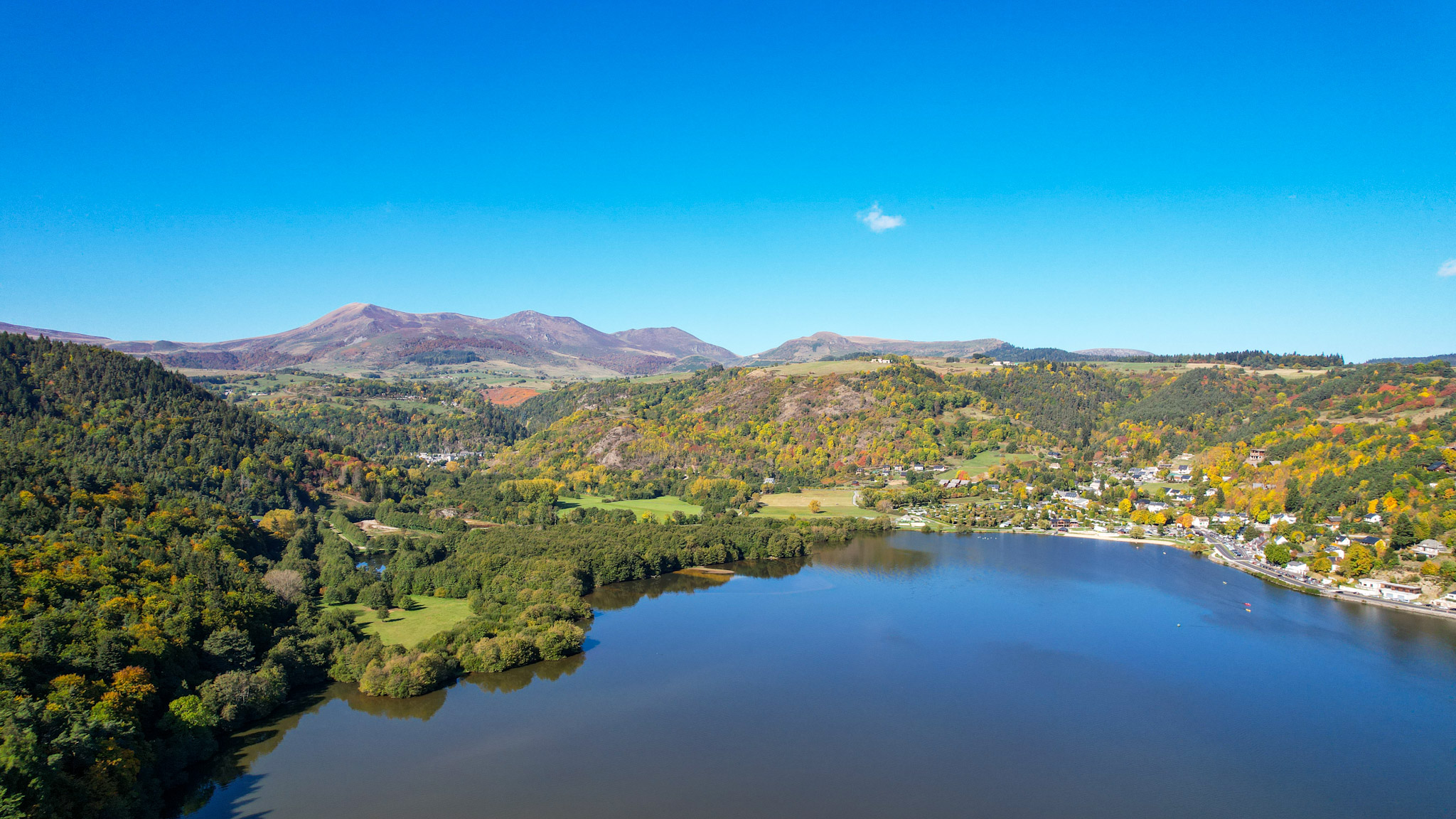 Le Lac Chambon et une magnifique vue sur le Massif Adventif et le Massif de Aiguiller