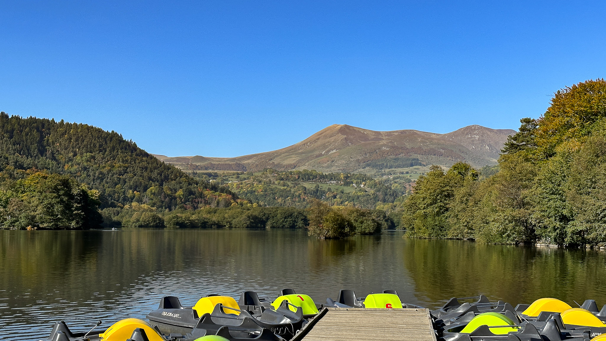 Le Lac Chambon, belle vue sur le Puy de l'Angle, le Puy de Monne et le Puy du Barbier